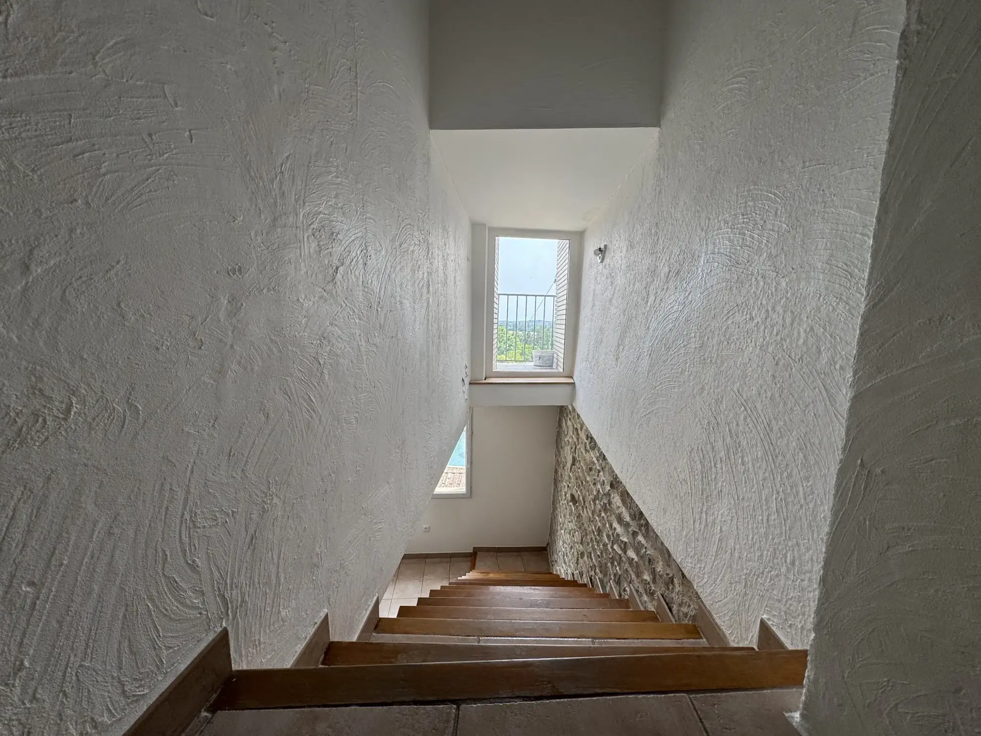 Belle maison en pierres avec terrasse à Clarensac - 3 chambres, charme et authenticité 