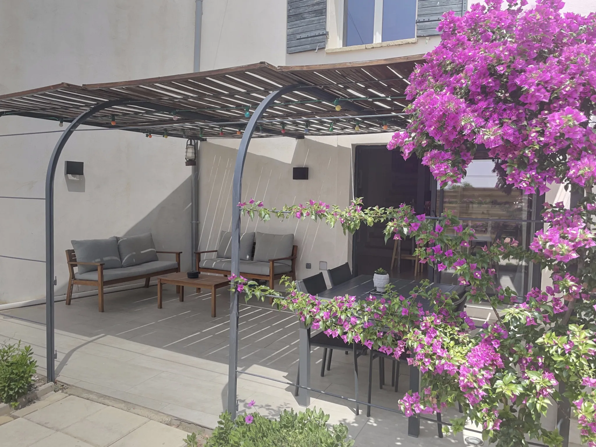 Belle maison en pierres avec terrasse à Clarensac - 3 chambres, charme et authenticité 