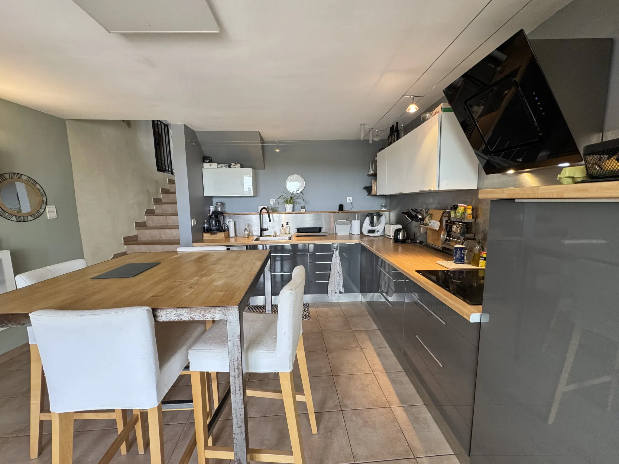 Belle maison en pierres avec terrasse à Clarensac - 3 chambres, charme et authenticité 