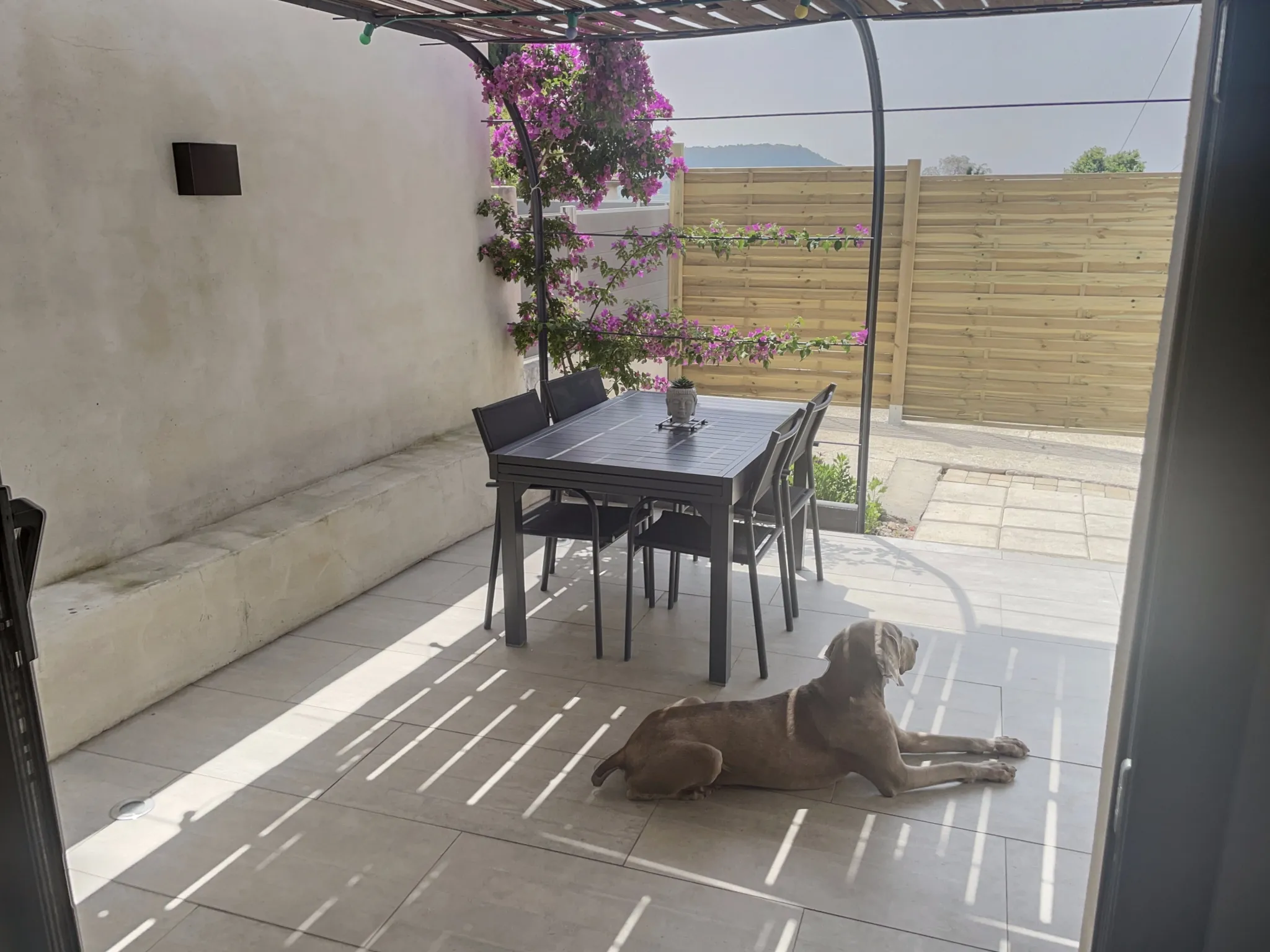 Belle maison en pierres avec terrasse à Clarensac - 3 chambres, charme et authenticité 