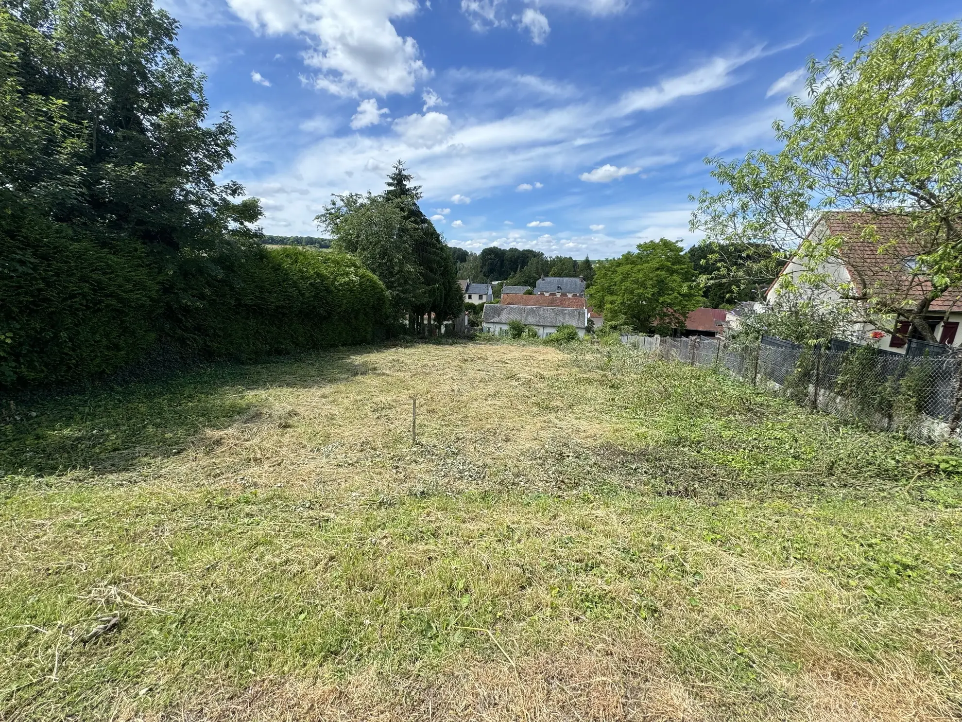 Terrain constructible de 831 m² à Domartin avec vue dégagée 