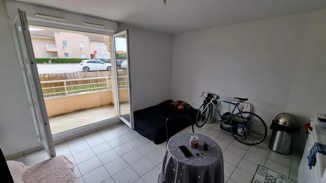Studio à Villerest de 25 m² avec balcon, parking privé et résidence sécurisée