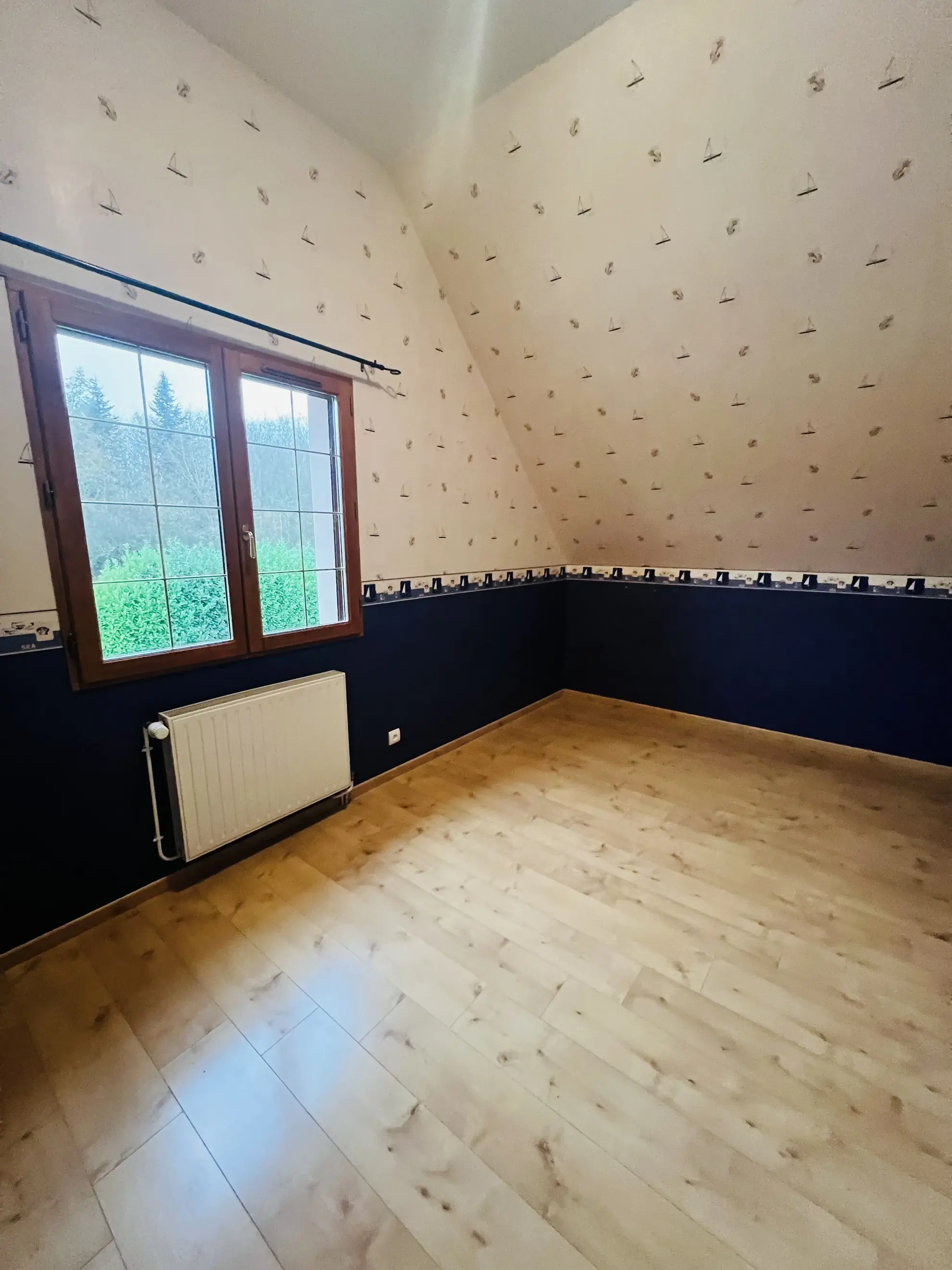 Très jolie maison de campagne à Saint-Agnan avec grand terrain et piscine nécessitant rénovation 