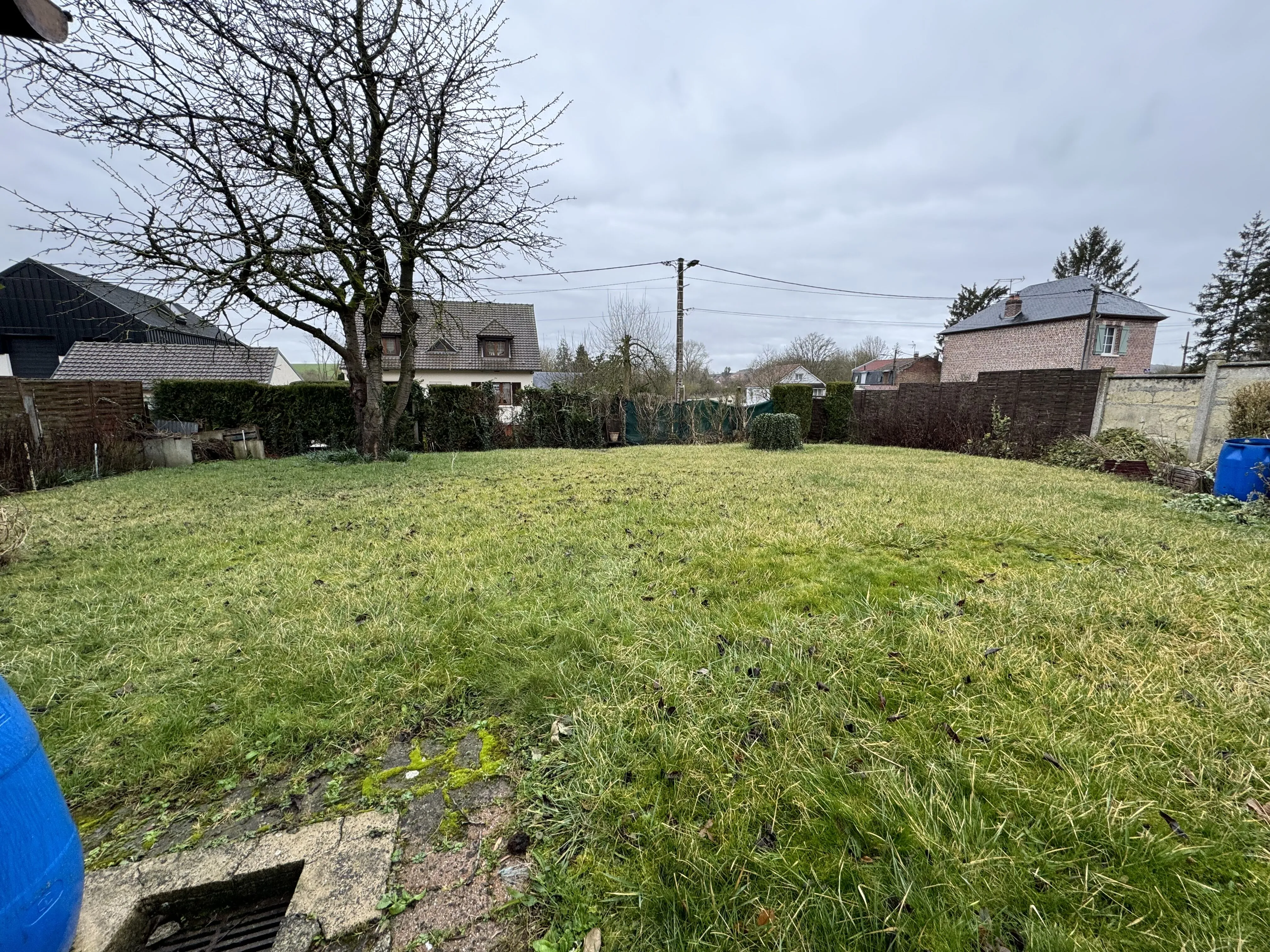 Terrain constructible de 440 m² à Moreuil, centre-ville proche commerces 