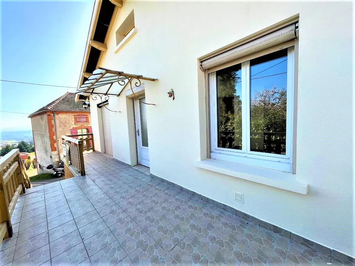 Maison rénovée de 140 m² avec terrasse et garages proche de Renaison 