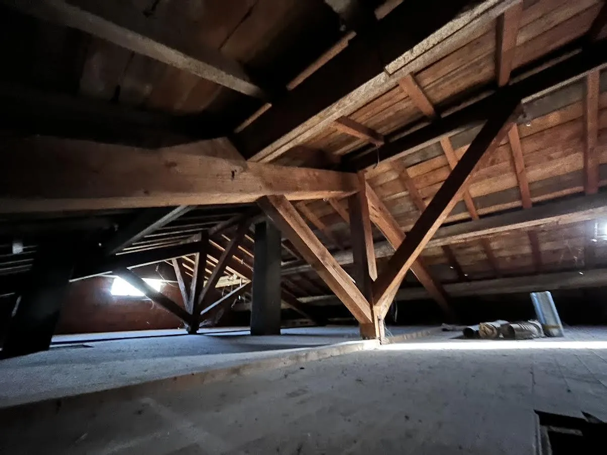 Maison rénovée de 140 m² avec terrasse et garages proche de Renaison 