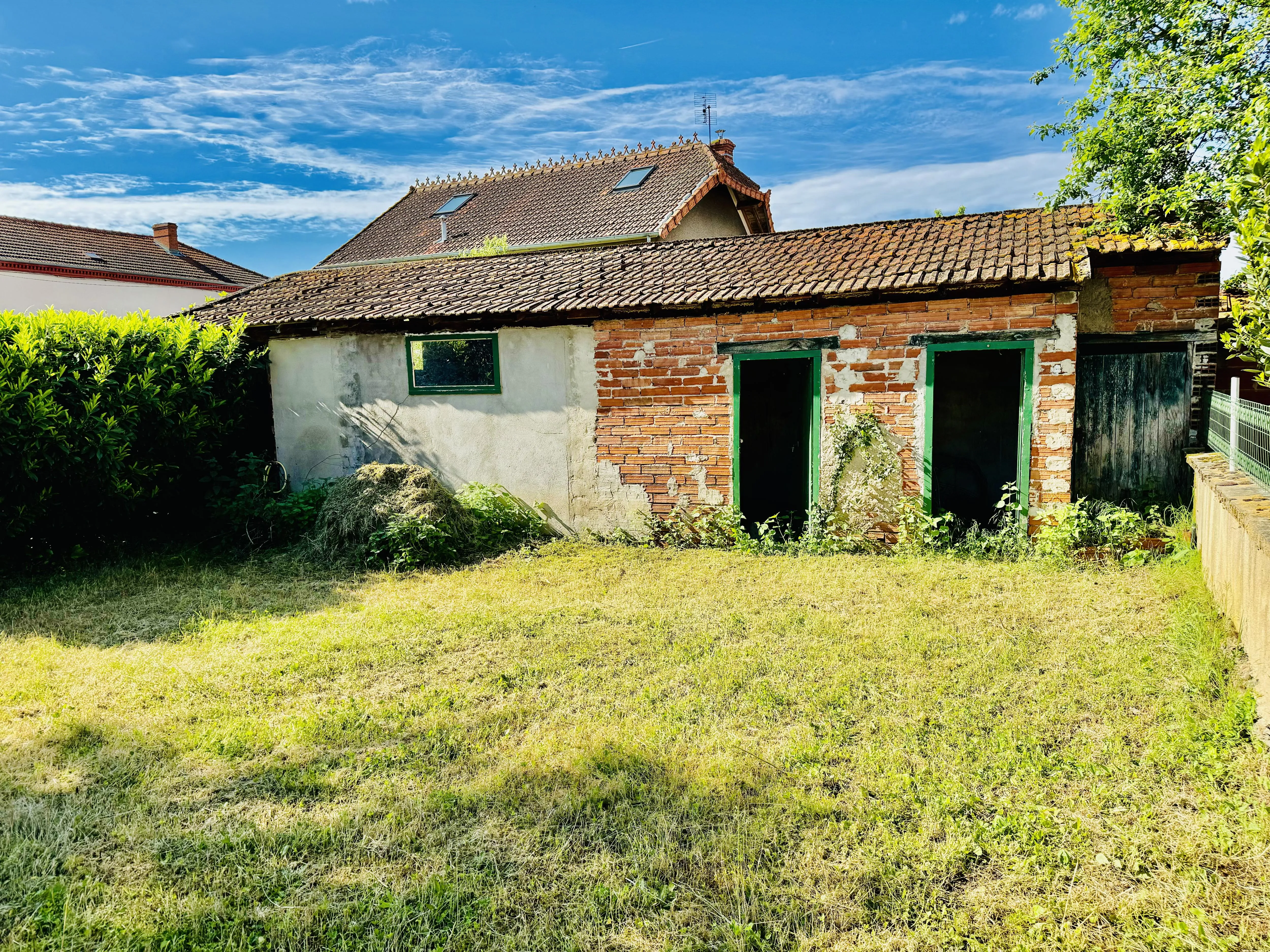 Maison de bourg à rénover à Mably avec grand terrain et garage 