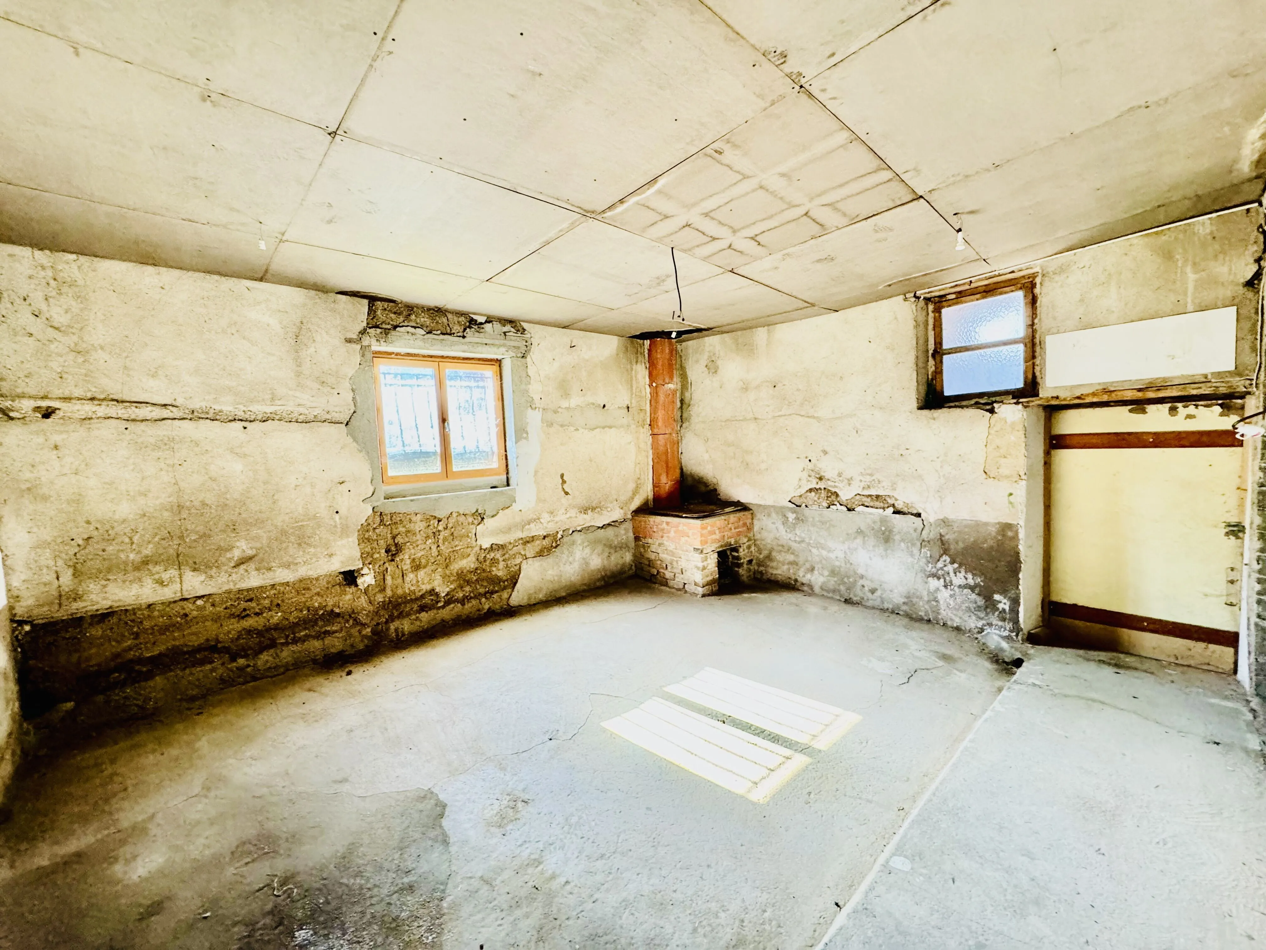 Maison de bourg à rénover avec grand terrain à Mably - 110 m² 