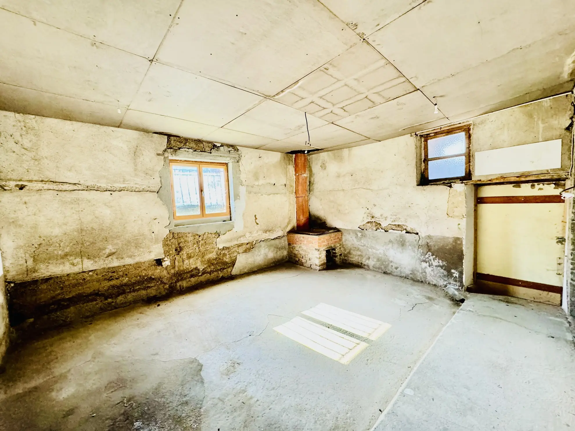 Maison de bourg à vendre à Mably avec grand terrain et dépendances 