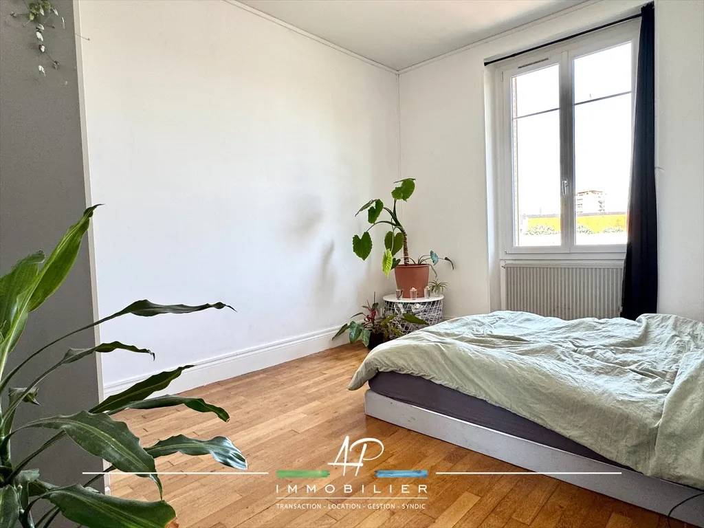 Appartement T2 de 46 m² à Dijon, dernier étage, loué, calme et lumineux 