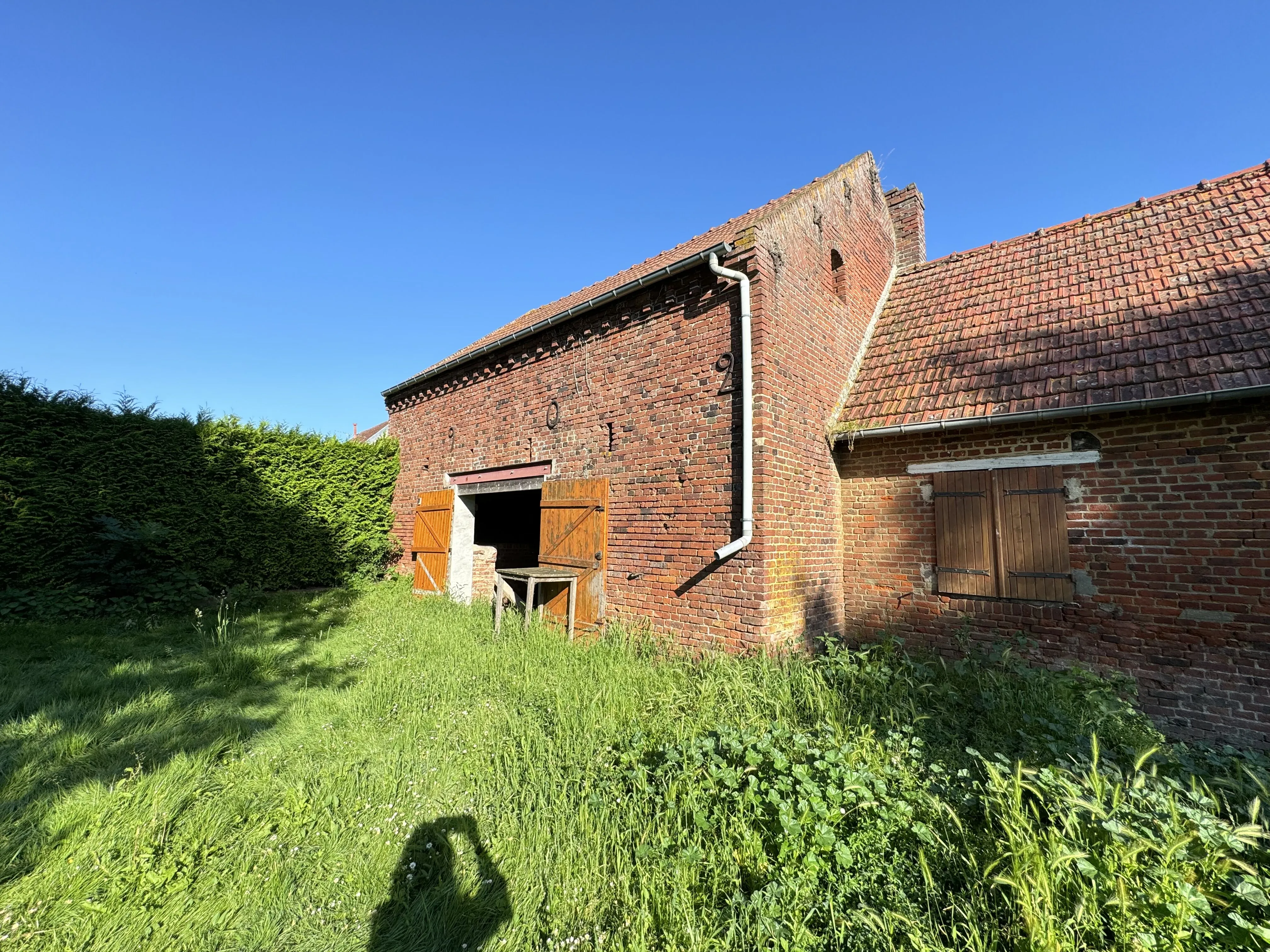 Maison de village à rénover à Erches – Proximité axes routiers et environnement calme 