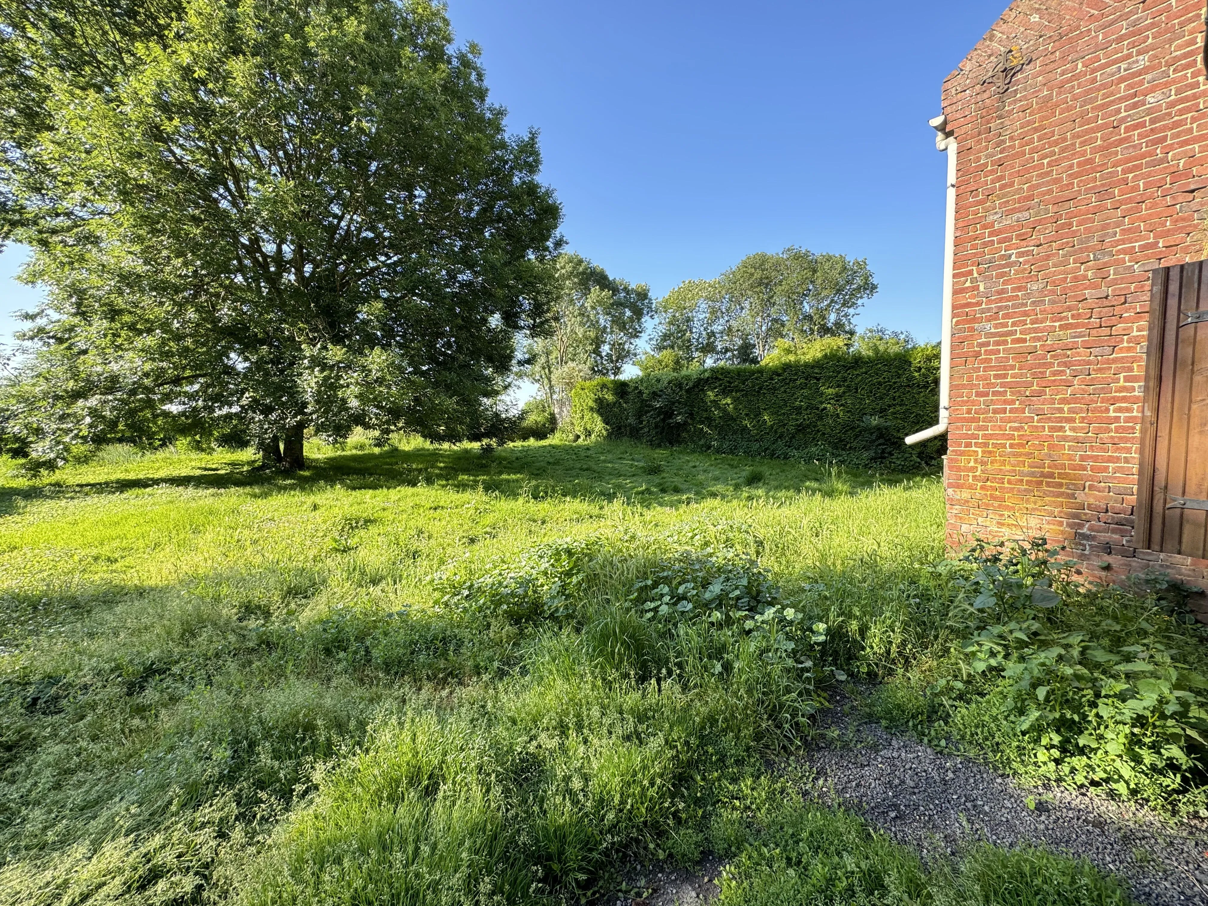Maison de village à rénover à Erches – Proximité axes routiers et environnement calme 