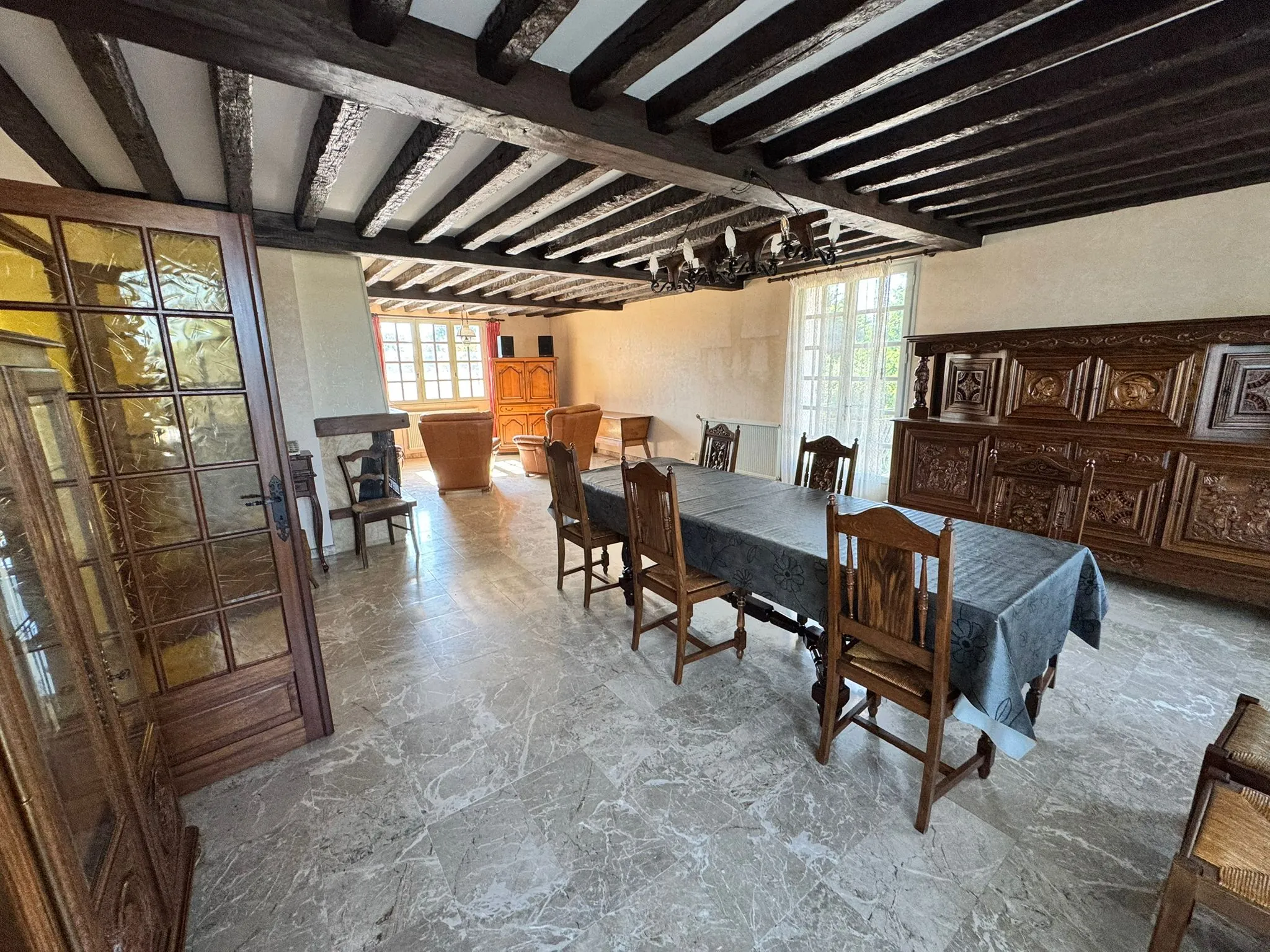 Maison familiale à Saint-Yan avec véranda, sous-sol et terrain piscinable - Opportunité à saisir 