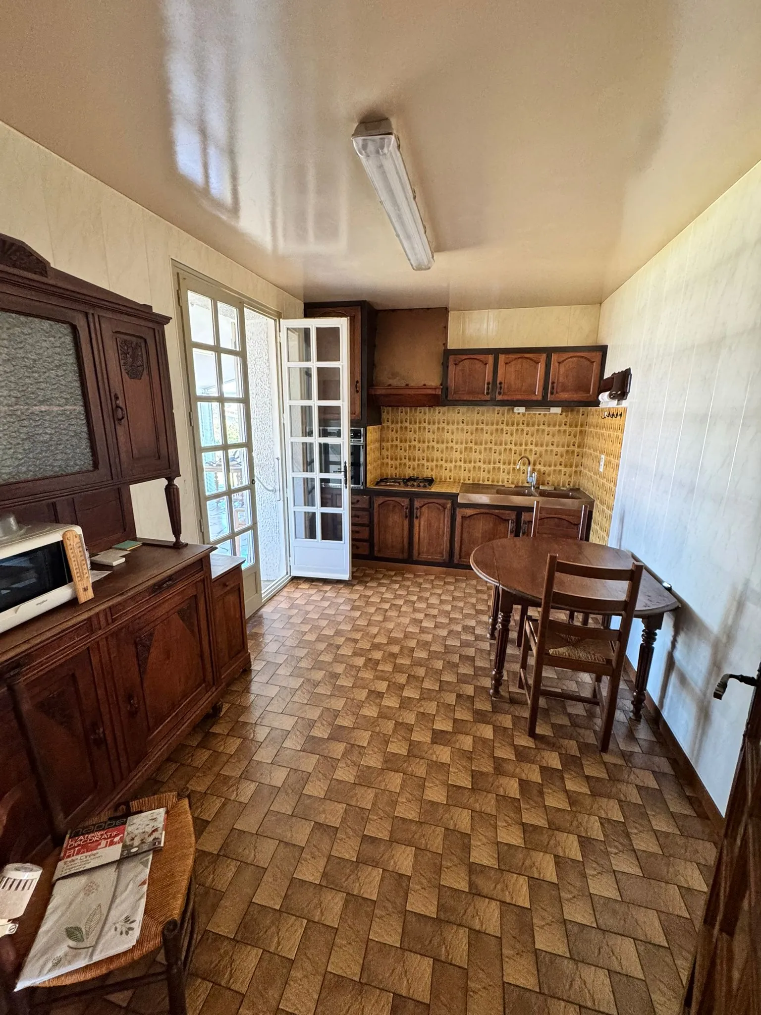 Maison familiale à vendre à Saint-Yan avec véranda, sous-sol et grand terrain 