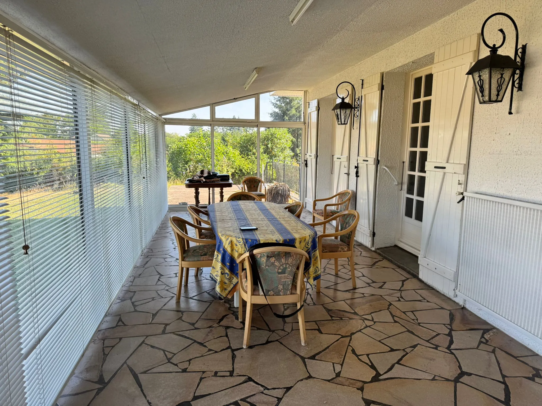 Maison familiale à vendre à Saint-Yan avec véranda, sous-sol et grand terrain 