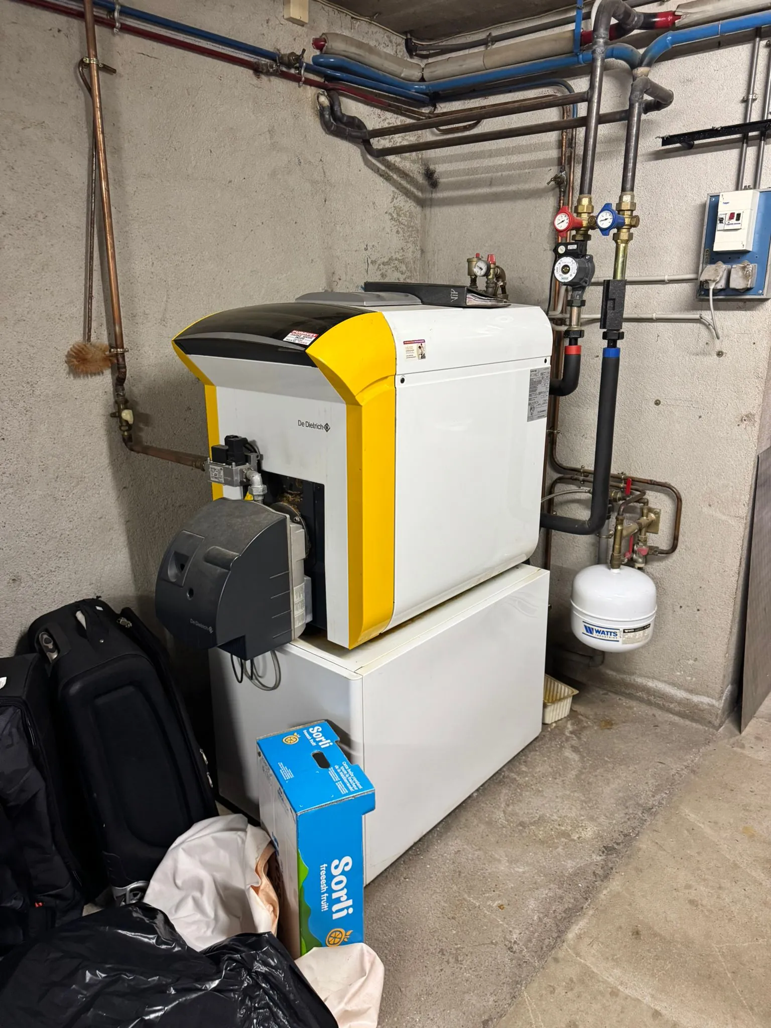 Maison familiale à vendre à Saint-Yan avec véranda, sous-sol et grand terrain 