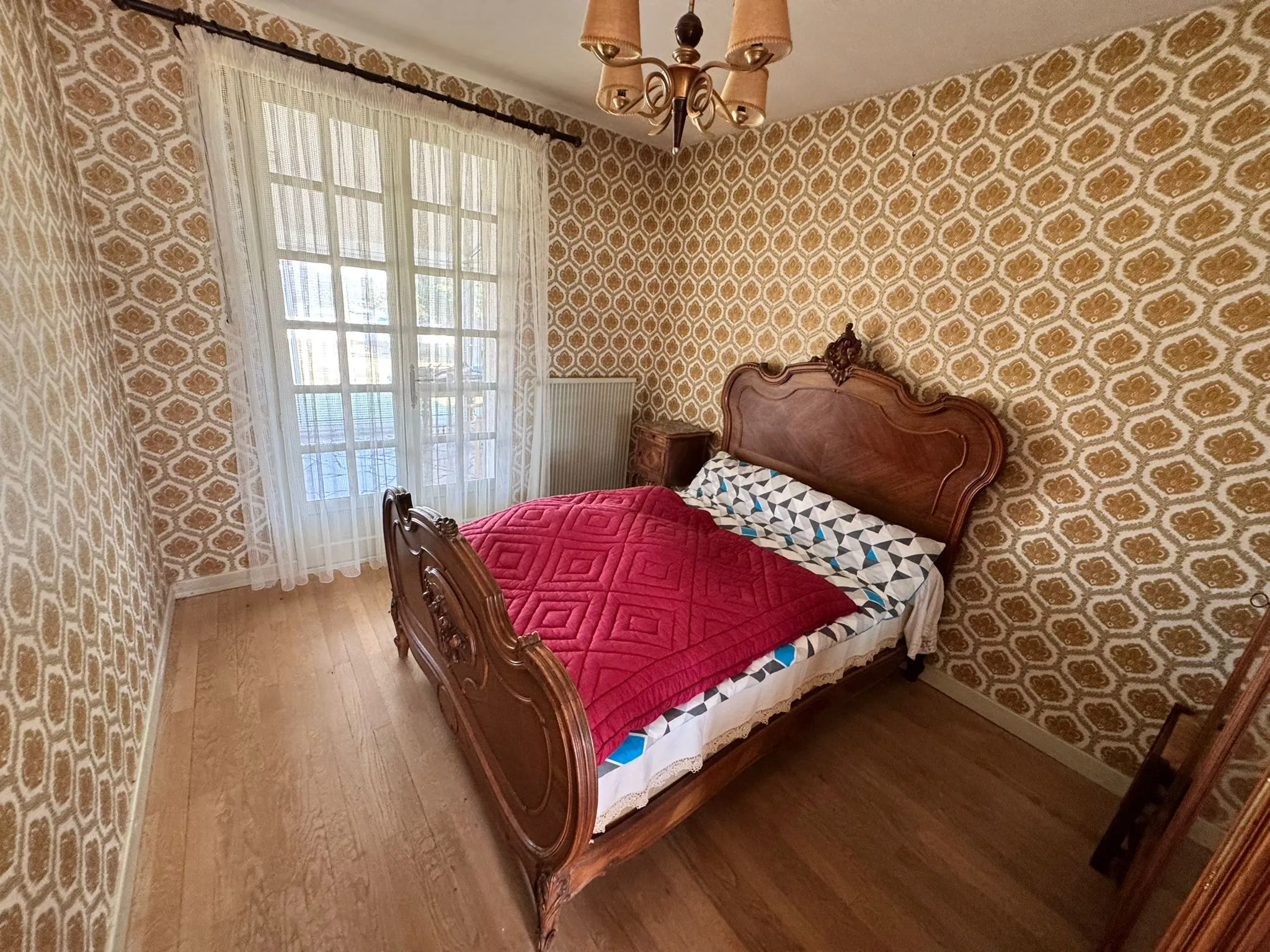 Charmante maison familiale à Saint-Yan avec véranda et grand terrain à vendre 