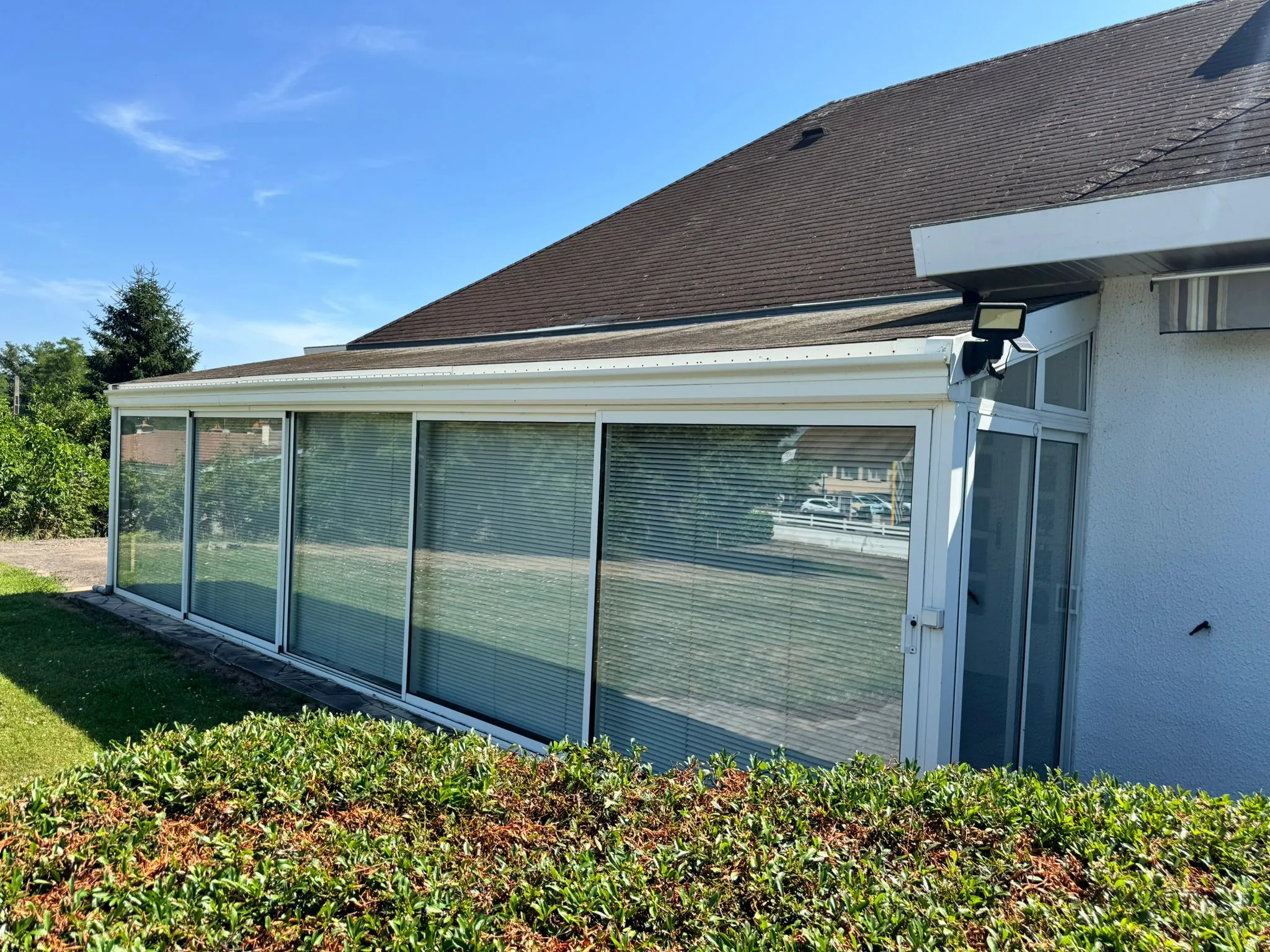 Charmante maison familiale à Saint-Yan avec véranda et grand terrain à vendre 