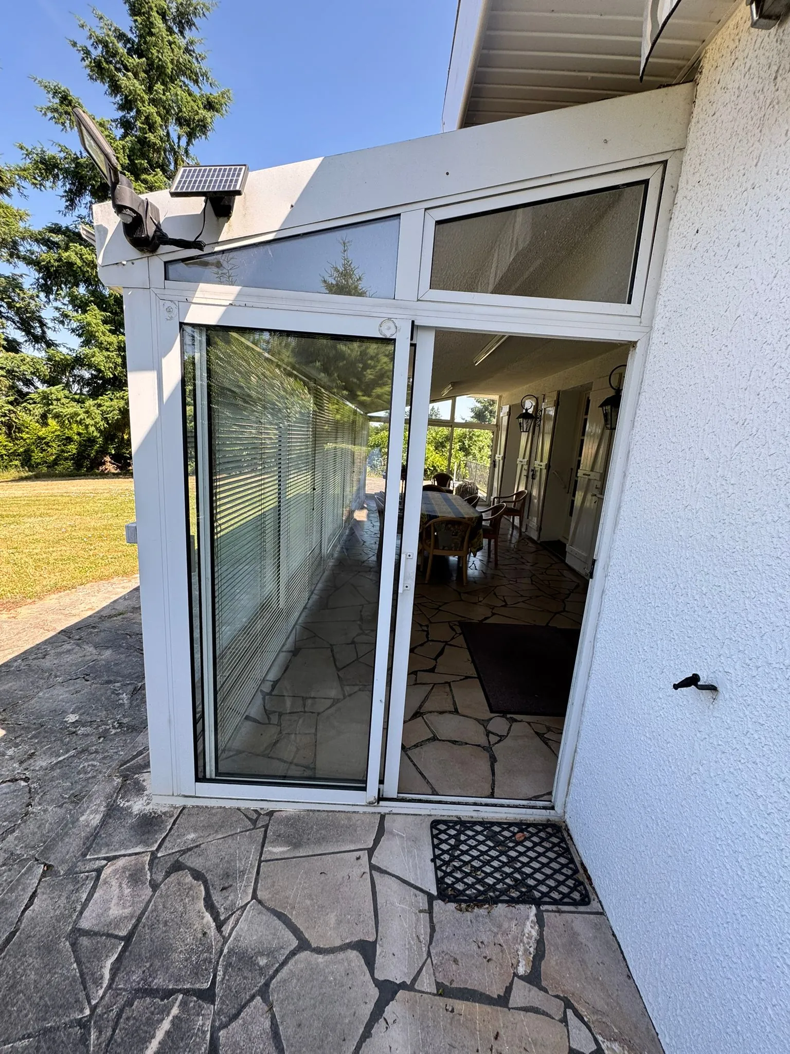 À Vendre Maison Spacieuse à Saint-Yan avec Véranda, Sous-sol et Terrain Piscinable 