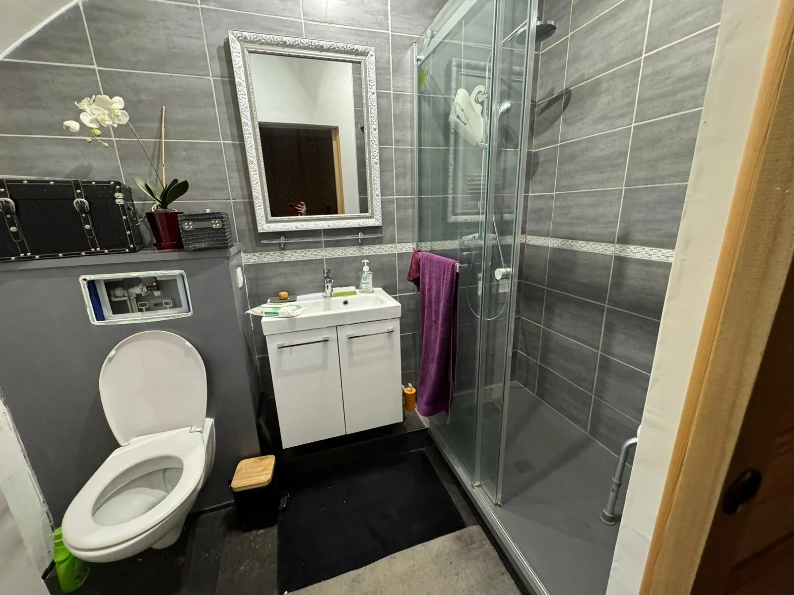 Maison de ville à vendre en centre-ville de Moreuil, 2 chambres, jardin et dépendance 