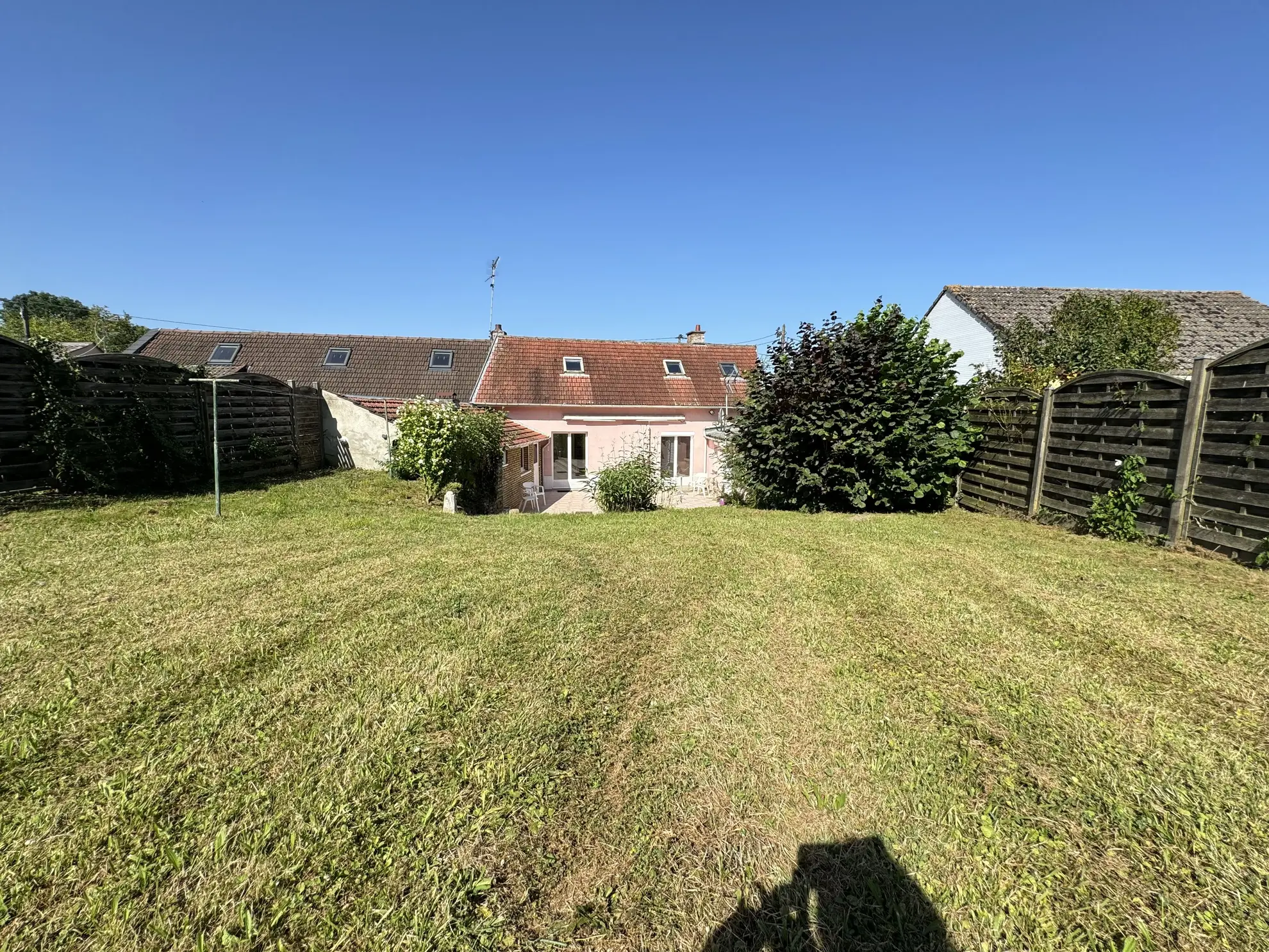 Maison de village à vendre entre Roéy et Amiens avec jardin et dépendances 