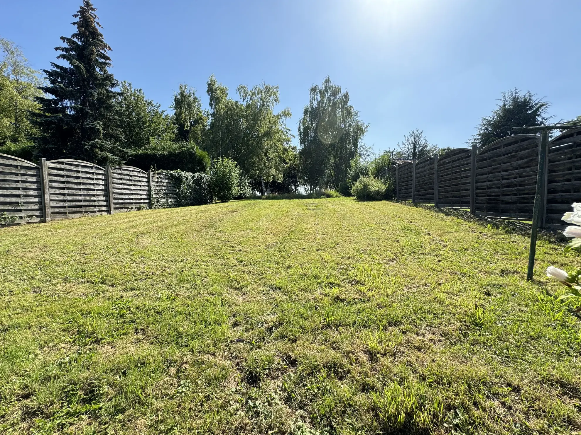 Maison de village à vendre entre Roéy et Amiens avec jardin et dépendances 
