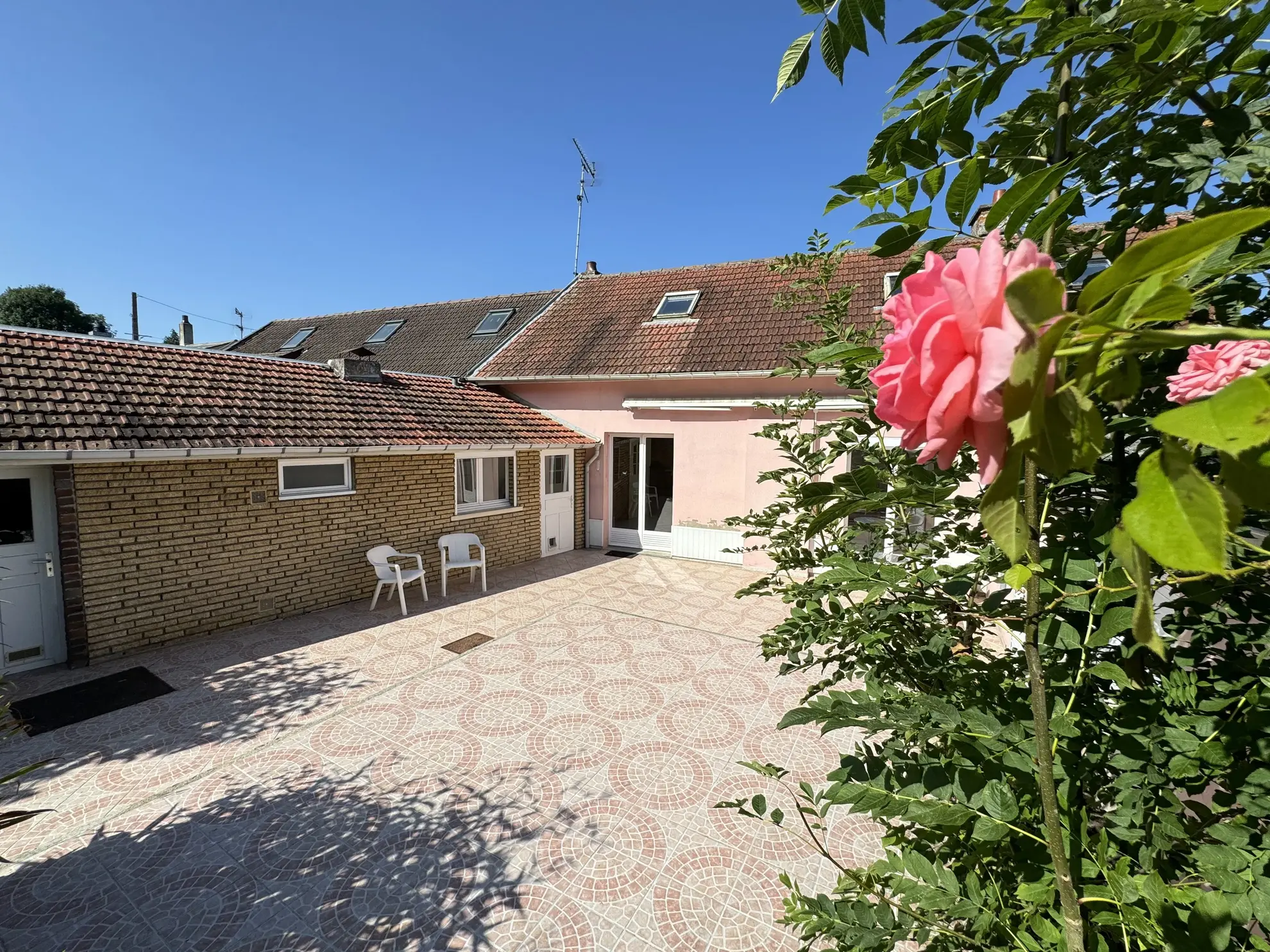 Charmante maison de village avec jardin et dépendances près de Roye et Amiens