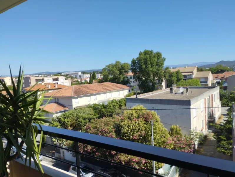 Appartement F2 dernier étage à Saint-Raphaël avec ascenseur et vue dégagée 