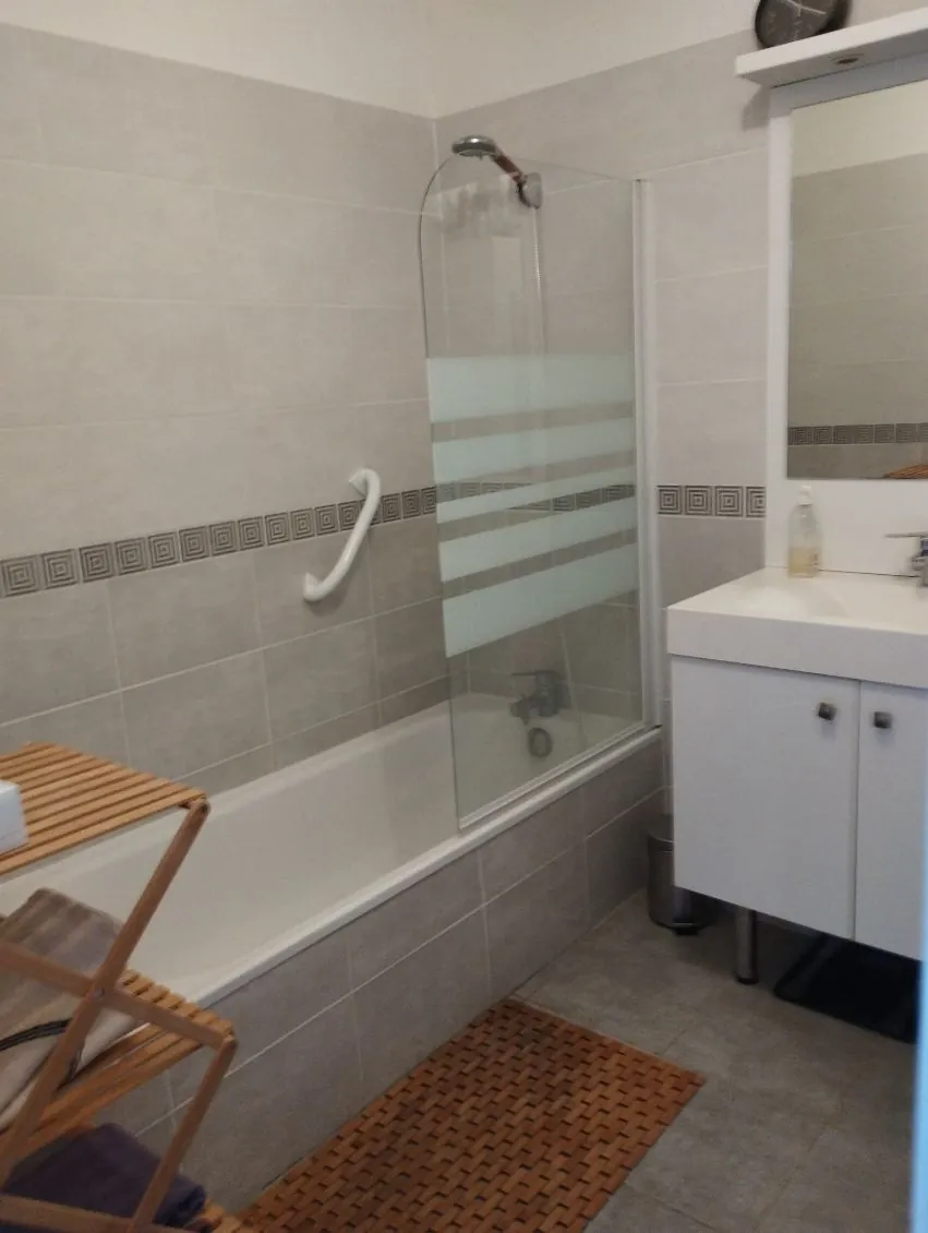 Appartement F2 dernier étage à Saint-Raphaël avec ascenseur et vue dégagée 