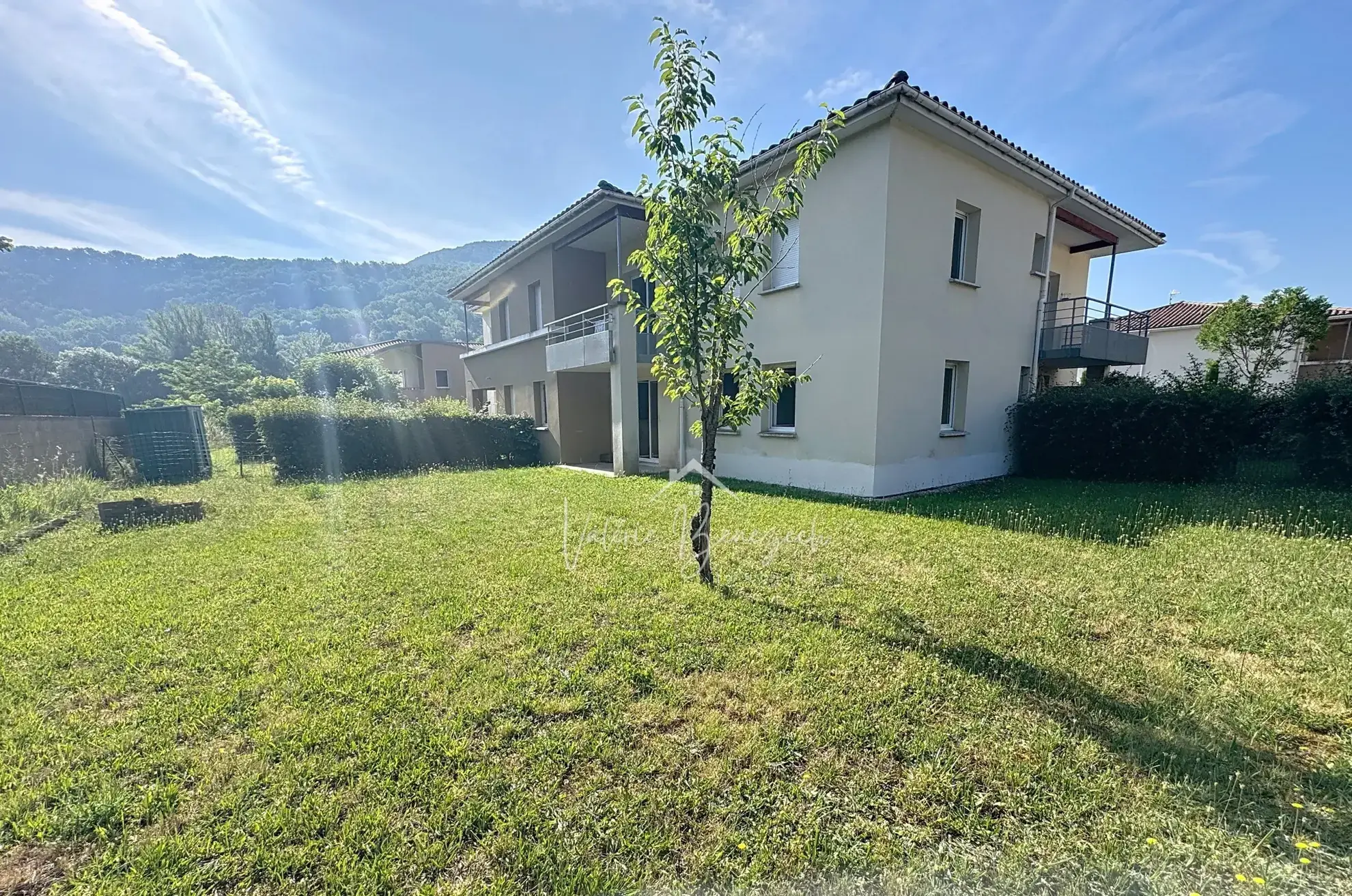 Appartement T3 avec terrasse, jardin et parking à Saint-Affrique 