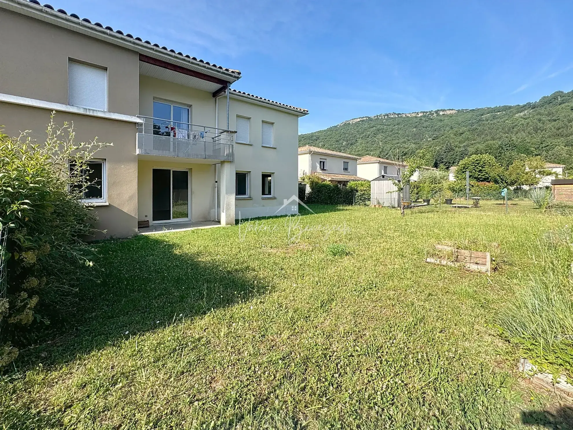Appartement T3 avec terrasse, jardin et parking à Saint-Affrique
