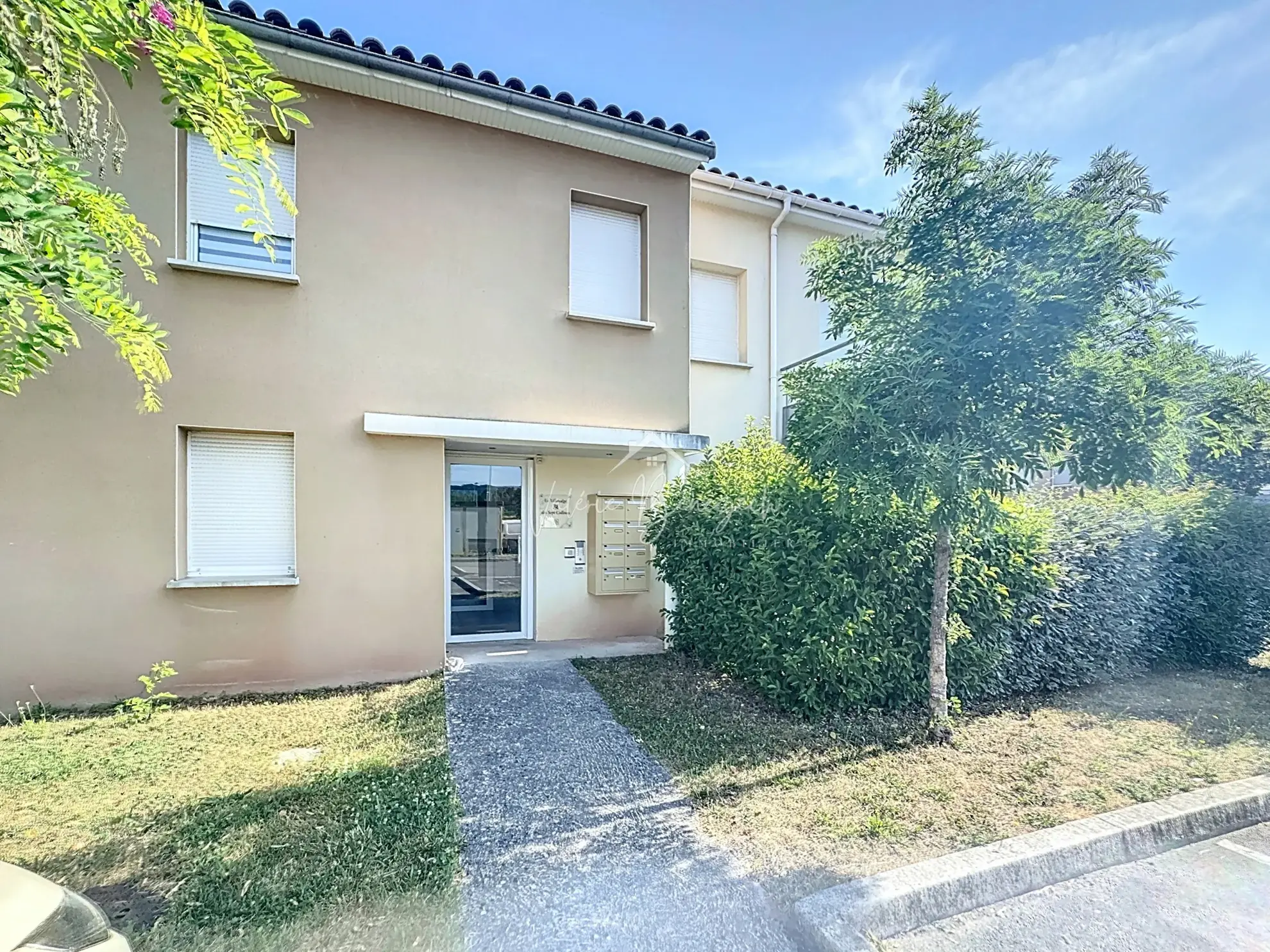 Appartement T3 avec terrasse, jardin et parking à Saint-Affrique 