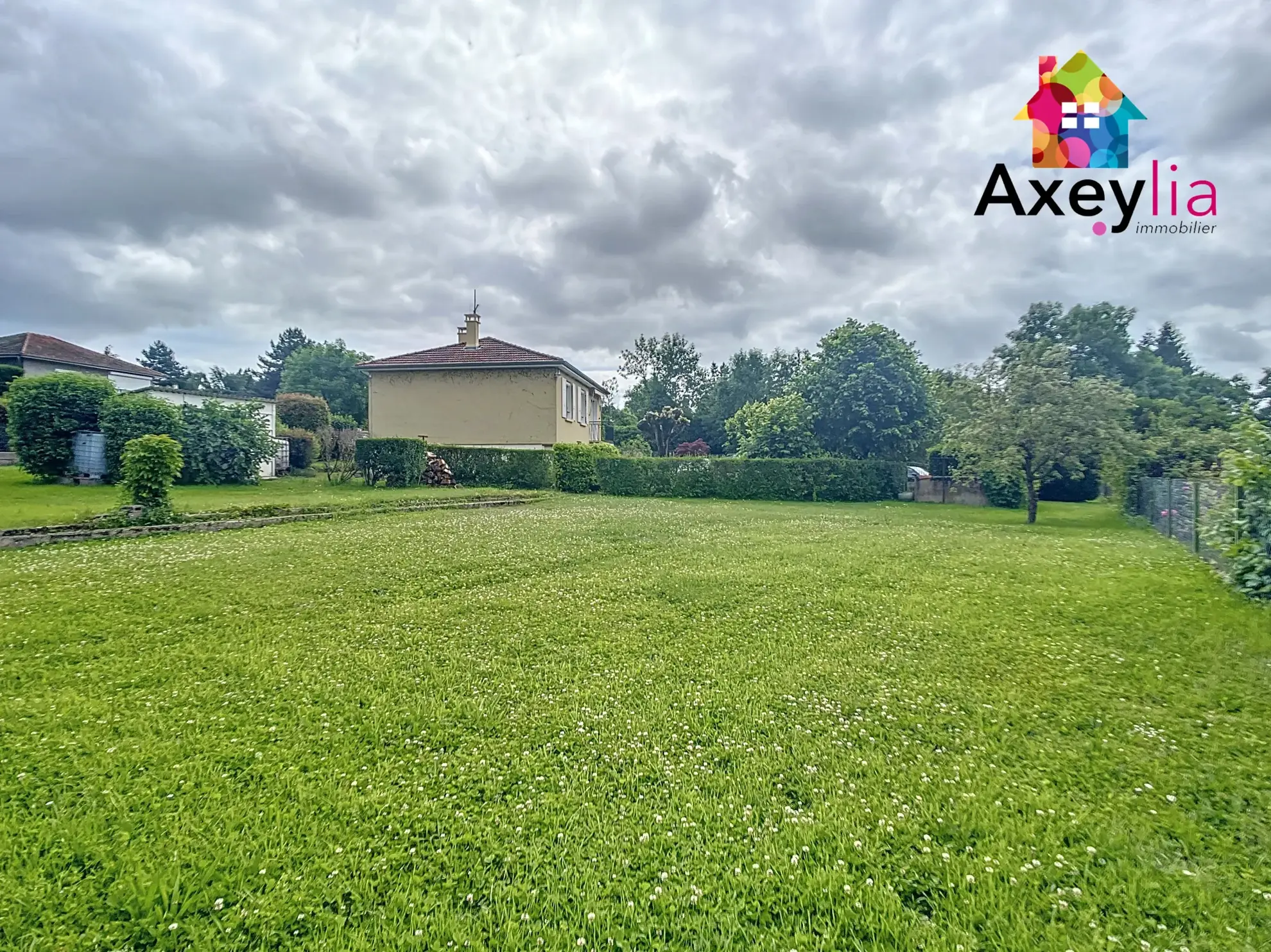 Maison familiale avec grand terrain et vue dégagée à Saint-Vincent-de-Boisset 