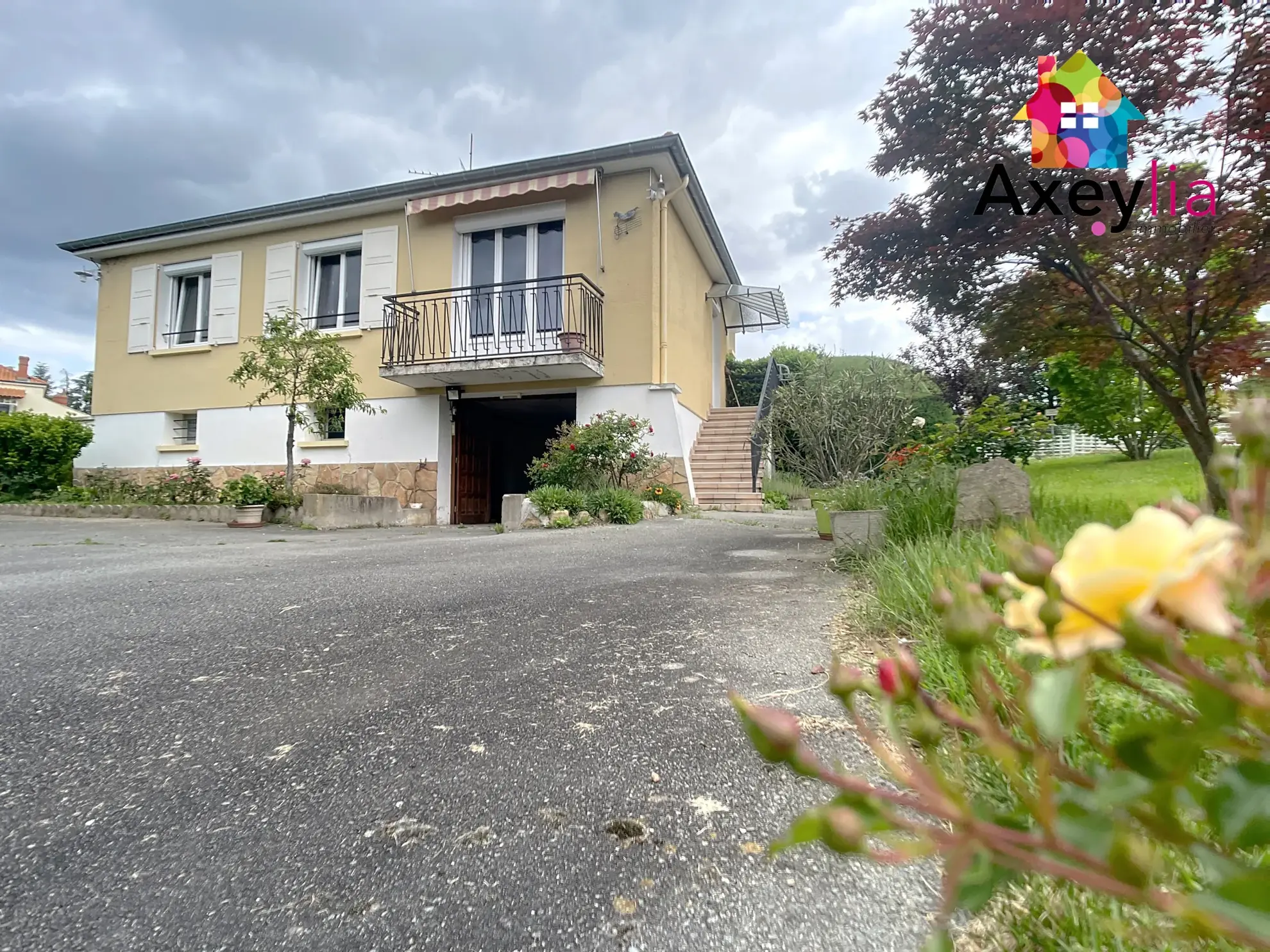 Maison familiale avec grand terrain et vue dégagée à Saint-Vincent-de-Boisset