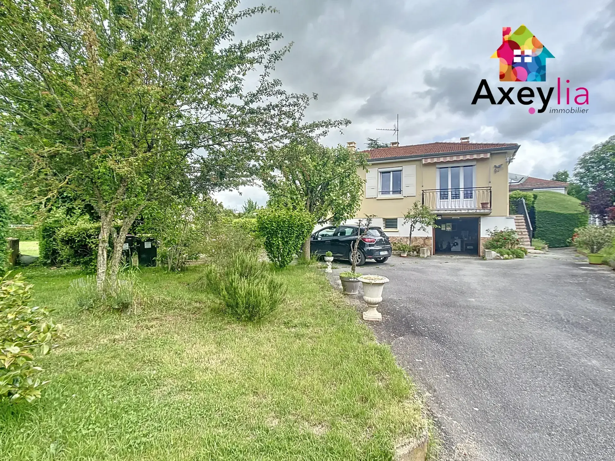 Maison familiale avec grand terrain et vue dégagée à Saint-Vincent-de-Boisset 