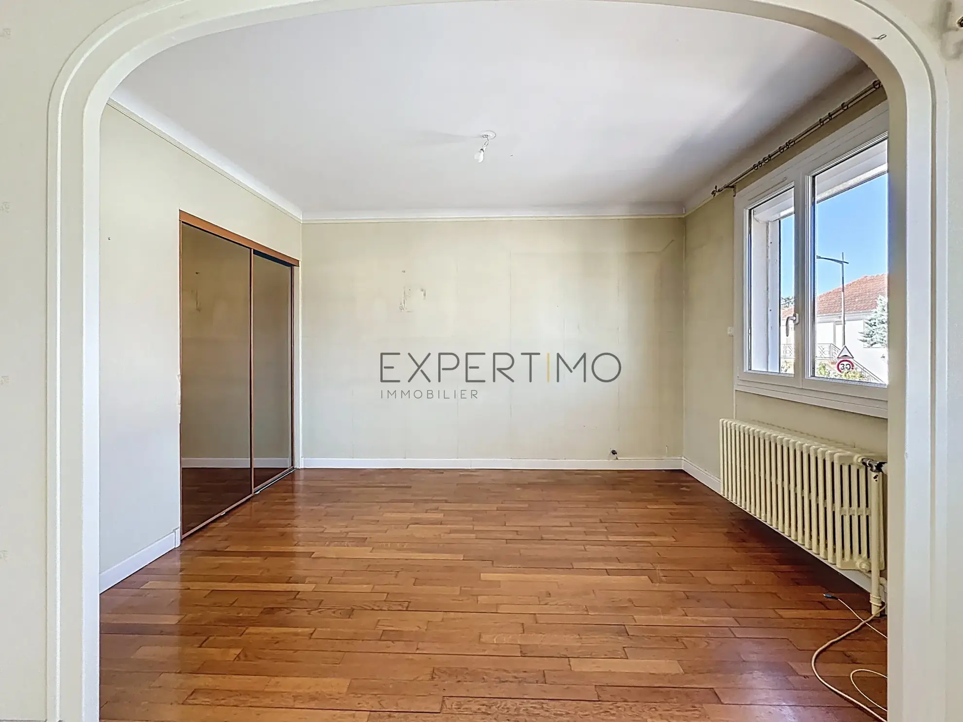 Maison familiale avec jardin en vente à Châtenoy-le-Royal, idéale pour famille, proche écoles et commerces 