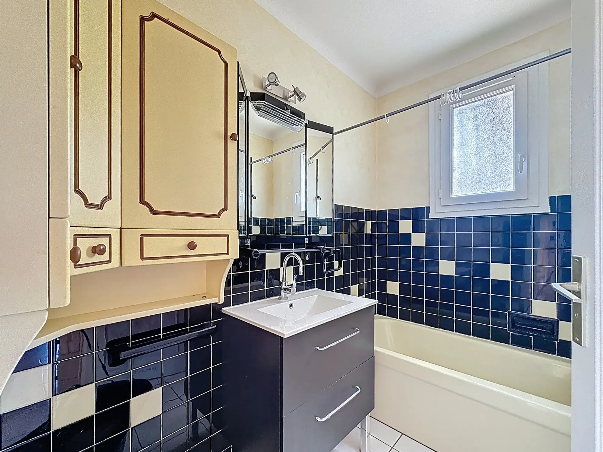 Maison familiale avec jardin en vente à Châtenoy-le-Royal, idéale pour famille, proche écoles et commerces 