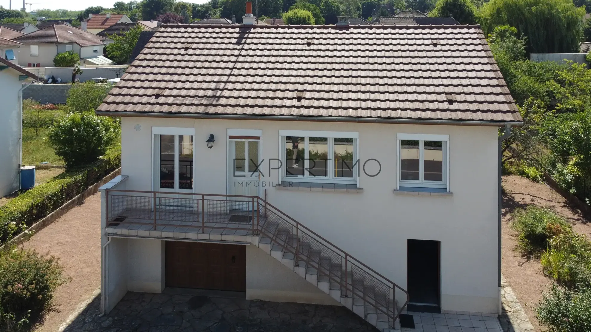 Maison familiale avec jardin en vente à Châtenoy-le-Royal, idéale pour famille, proche écoles et commerces 