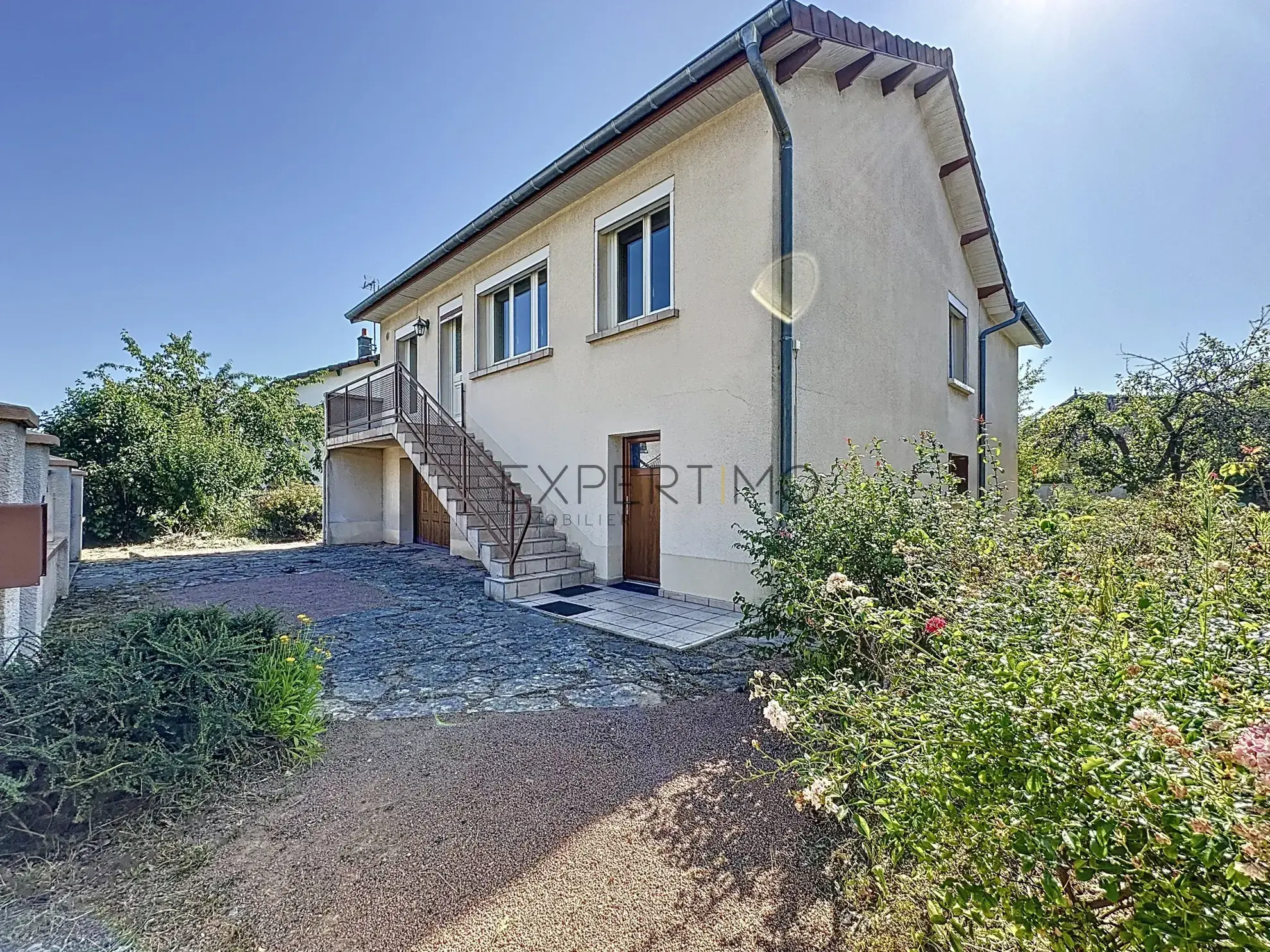 Maison familiale avec jardin en vente à Châtenoy-le-Royal, idéale pour famille, proche écoles et commerces 