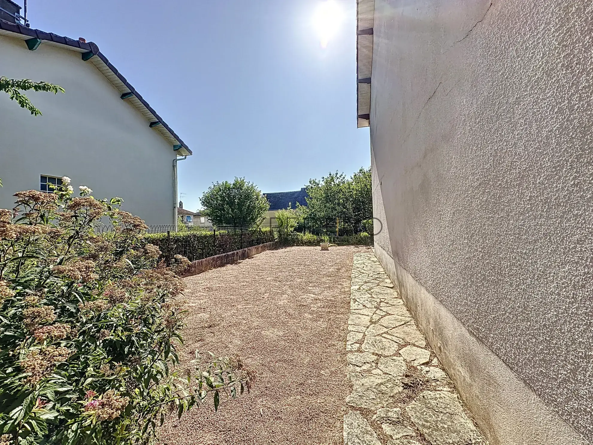 Maison familiale avec jardin en vente à Châtenoy-le-Royal, idéale pour famille, proche écoles et commerces 