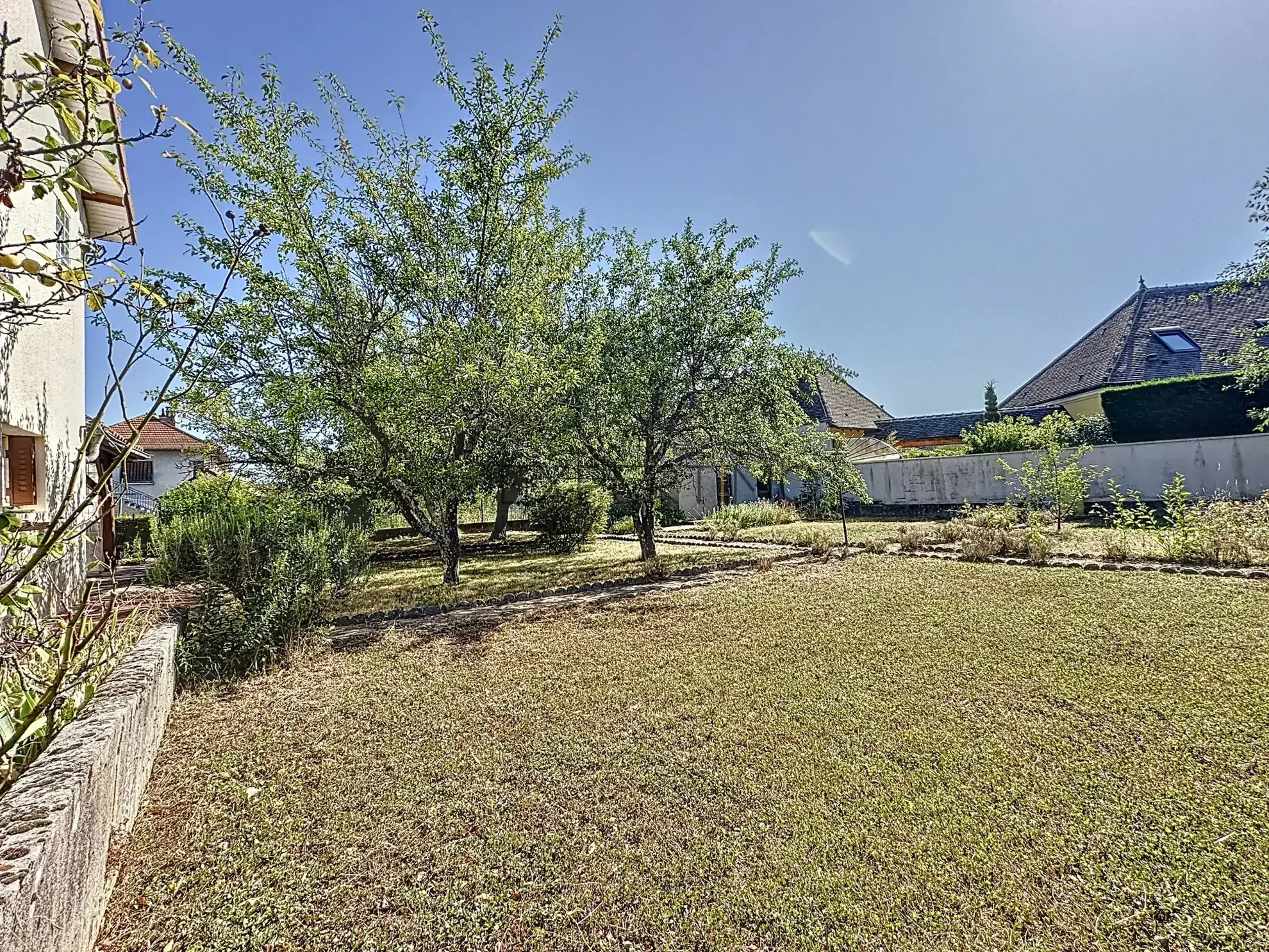Maison familiale avec jardin en vente à Châtenoy-le-Royal, idéale pour famille, proche écoles et commerces 