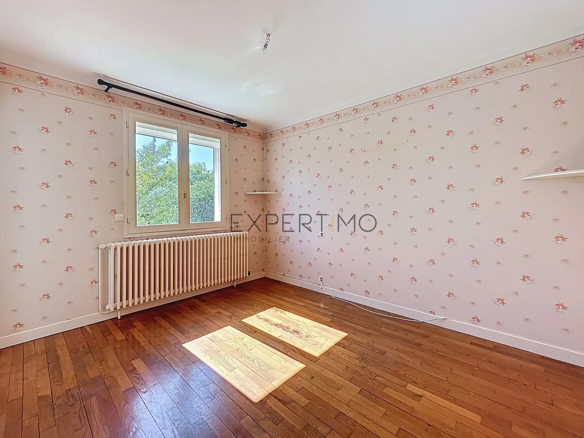 Maison familiale avec jardin en vente à Châtenoy-le-Royal, idéale pour famille, proche écoles et commerces 