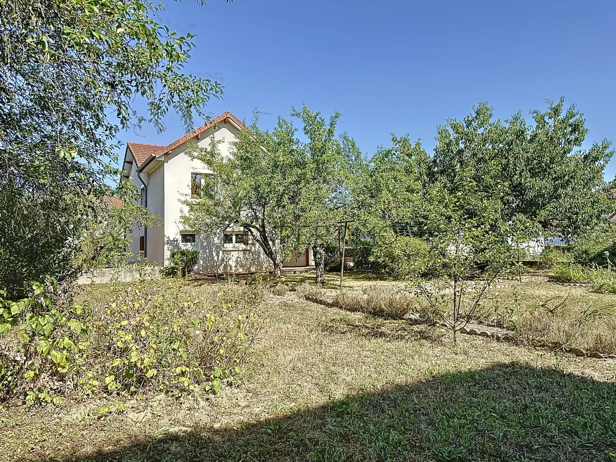 Maison familiale avec jardin en vente à Châtenoy-le-Royal, idéale pour famille, proche écoles et commerces 