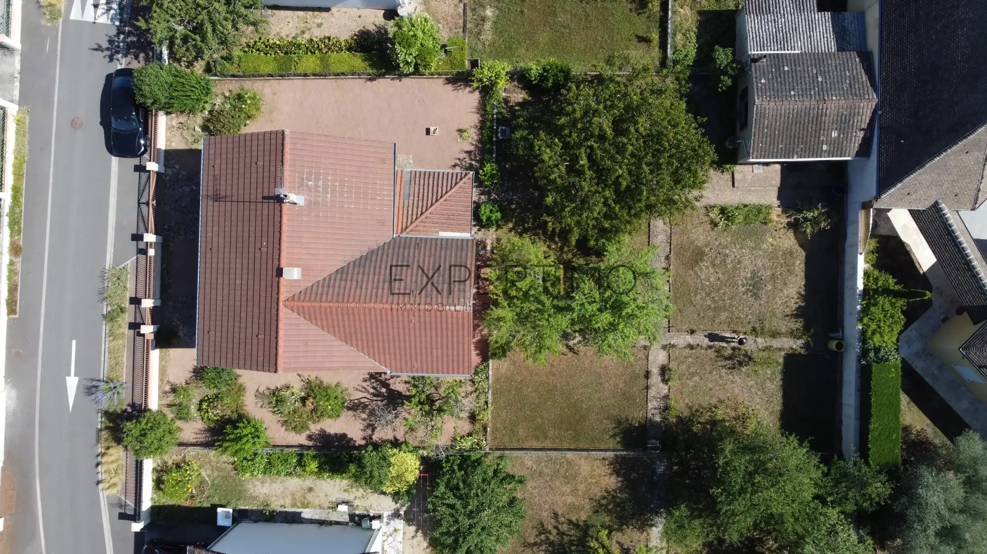 Maison familiale avec jardin en vente à Châtenoy-le-Royal, idéale pour famille, proche écoles et commerces 