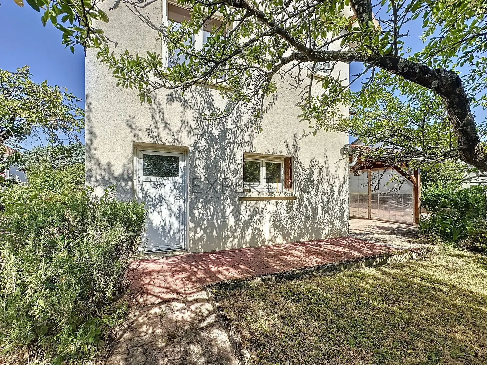 Maison familiale avec jardin en vente à Châtenoy-le-Royal, idéale pour famille, proche écoles et commerces 