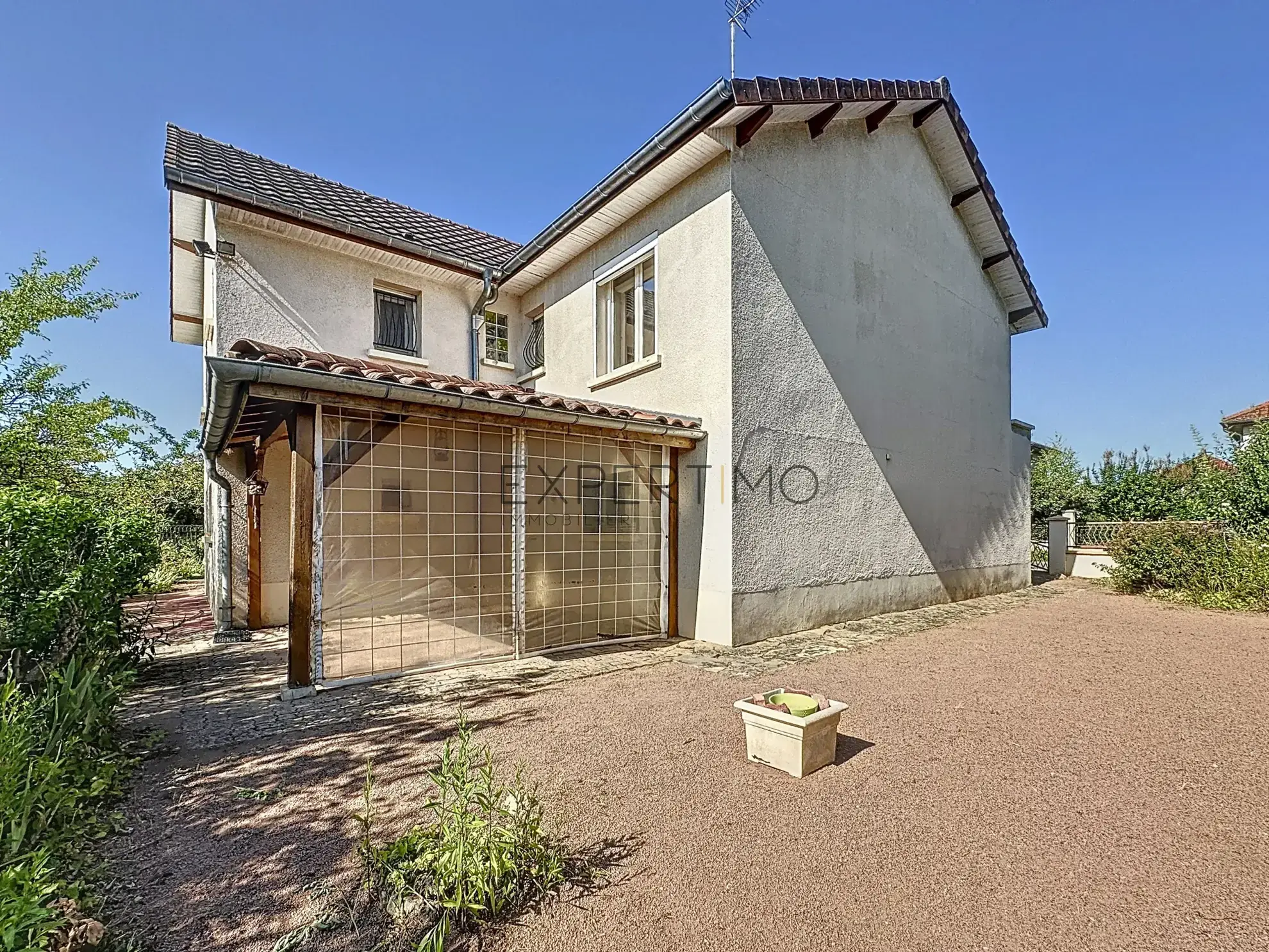 Maison familiale avec jardin en vente à Châtenoy-le-Royal, idéale pour famille, proche écoles et commerces 