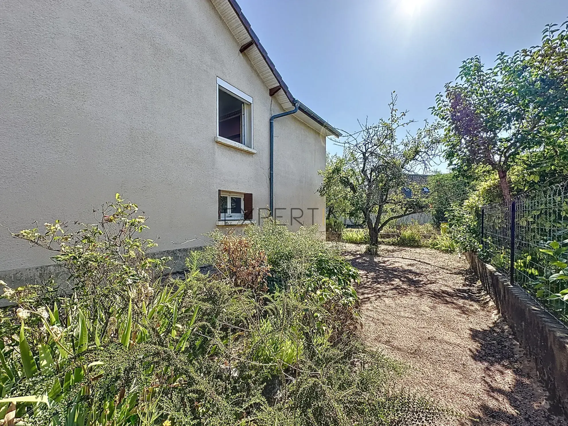 Maison familiale avec jardin en vente à Châtenoy-le-Royal, idéale pour famille, proche écoles et commerces 