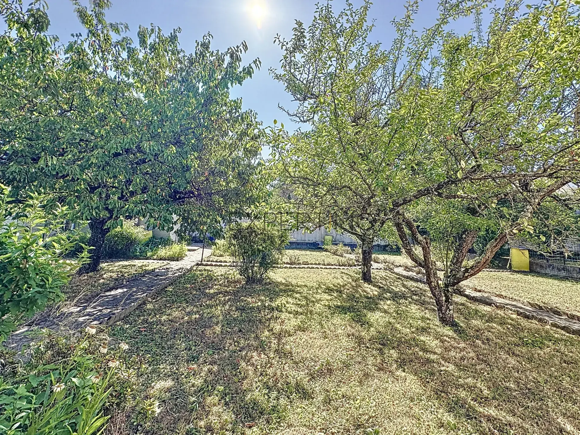 Maison familiale avec jardin en vente à Châtenoy-le-Royal, idéale pour famille, proche écoles et commerces 