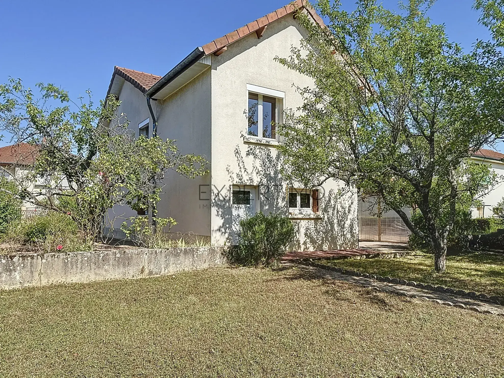 Maison familiale avec jardin en vente à Châtenoy-le-Royal, idéale pour famille, proche écoles et commerces 