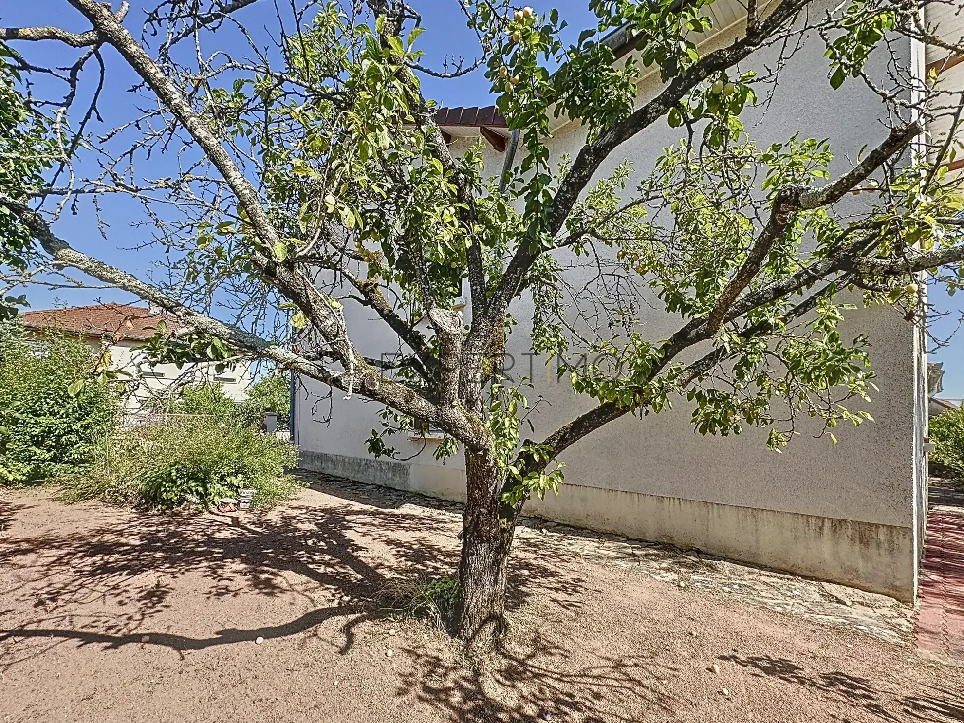 Maison familiale avec jardin en vente à Châtenoy-le-Royal, idéale pour famille, proche écoles et commerces 
